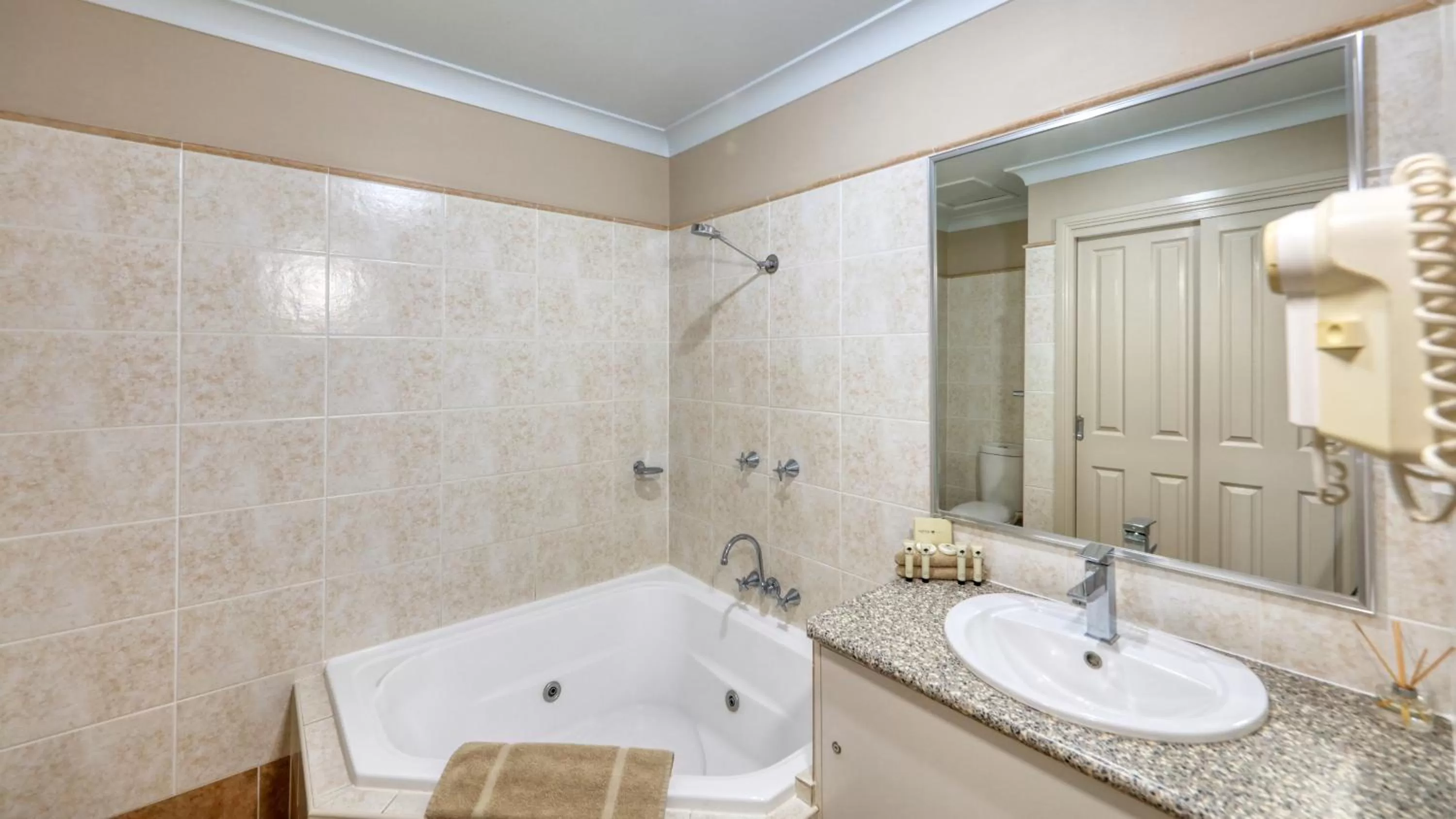 Spa and wellness centre/facilities in Edward Parry Motel and Apartments