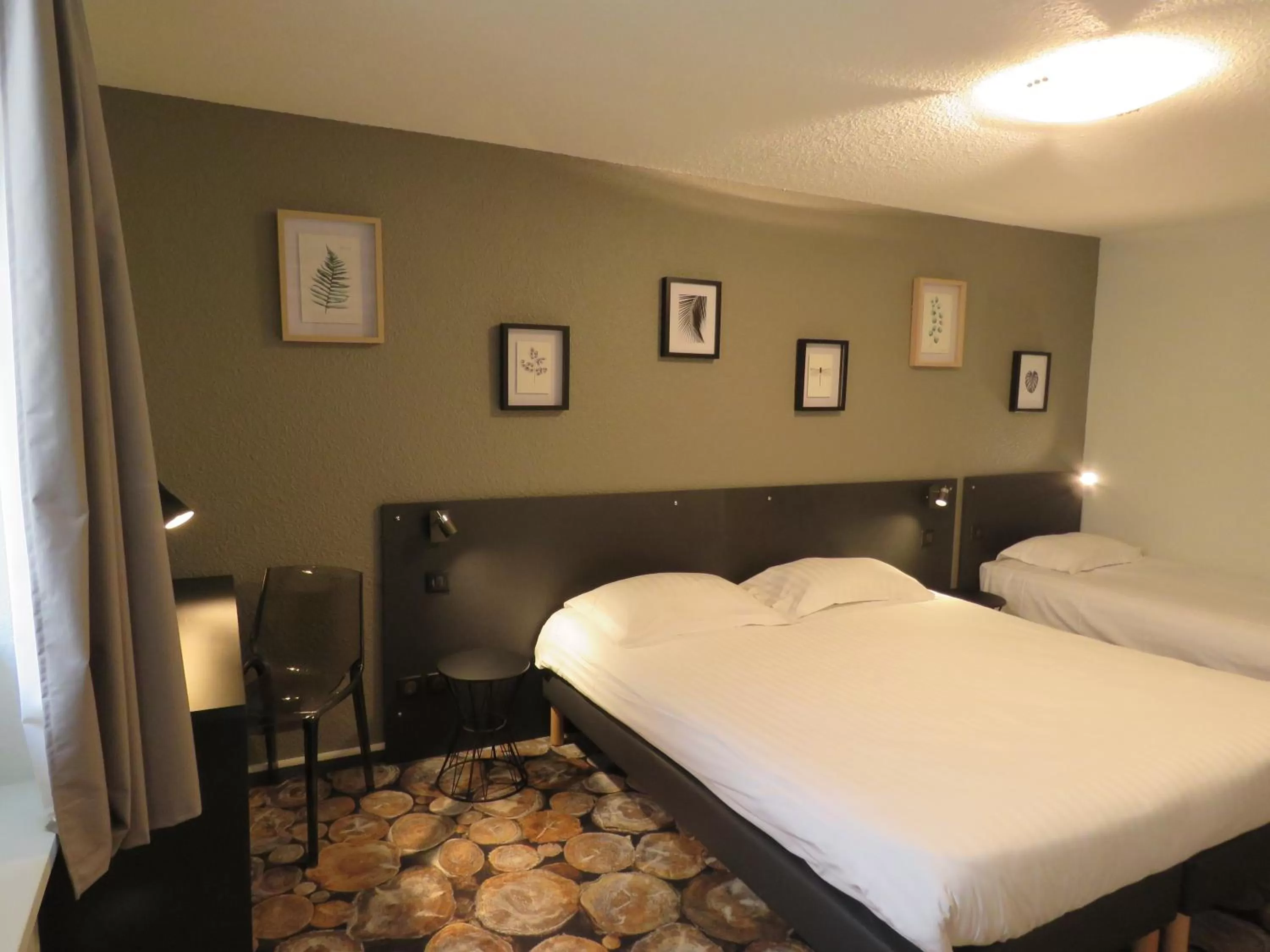Photo of the whole room, Bed in CIT'HÔTEL LE DAV Clermont-Ferrand Centre