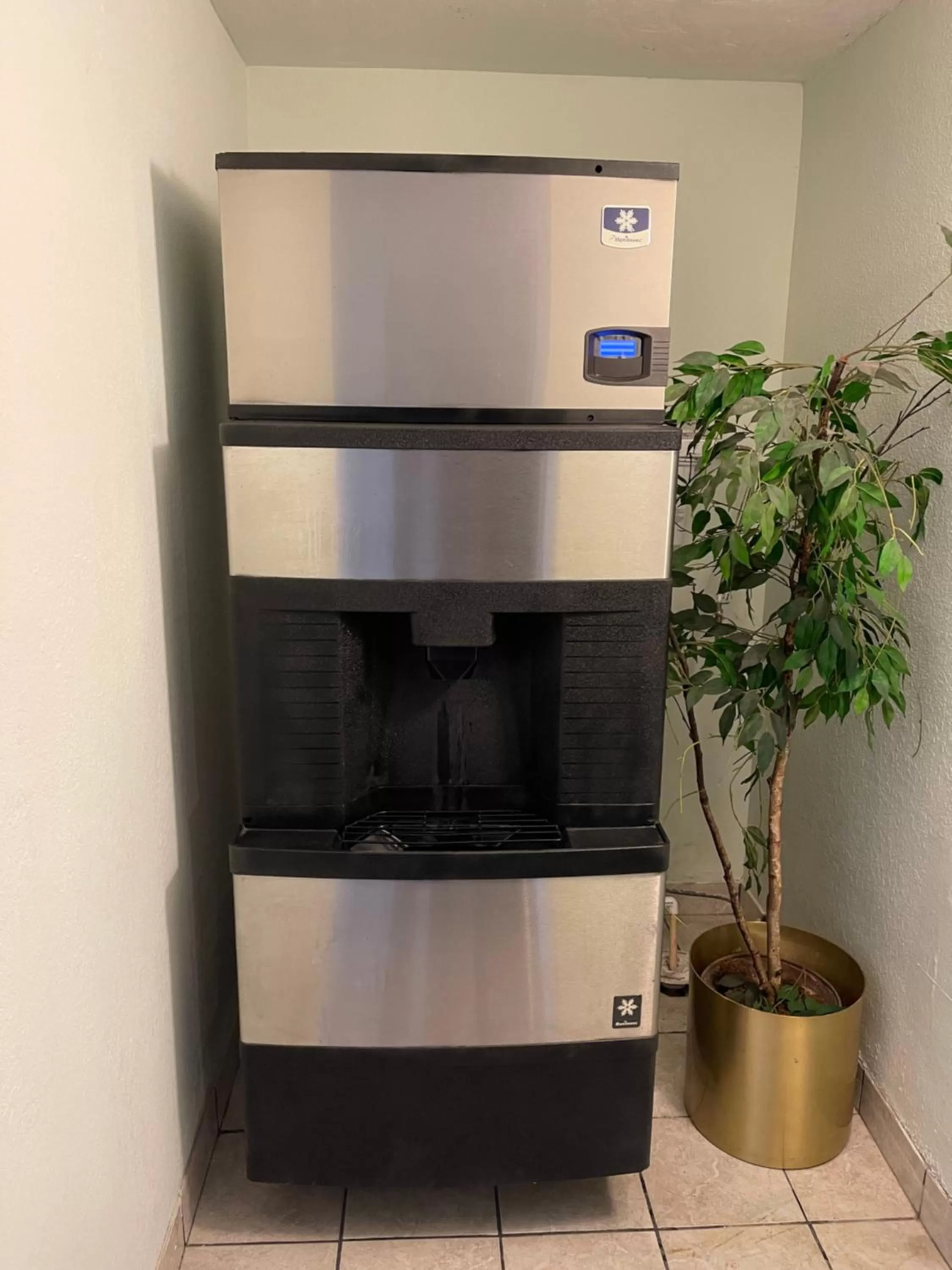 Property building in Ramada by Wyndham Oklahoma City Airport North