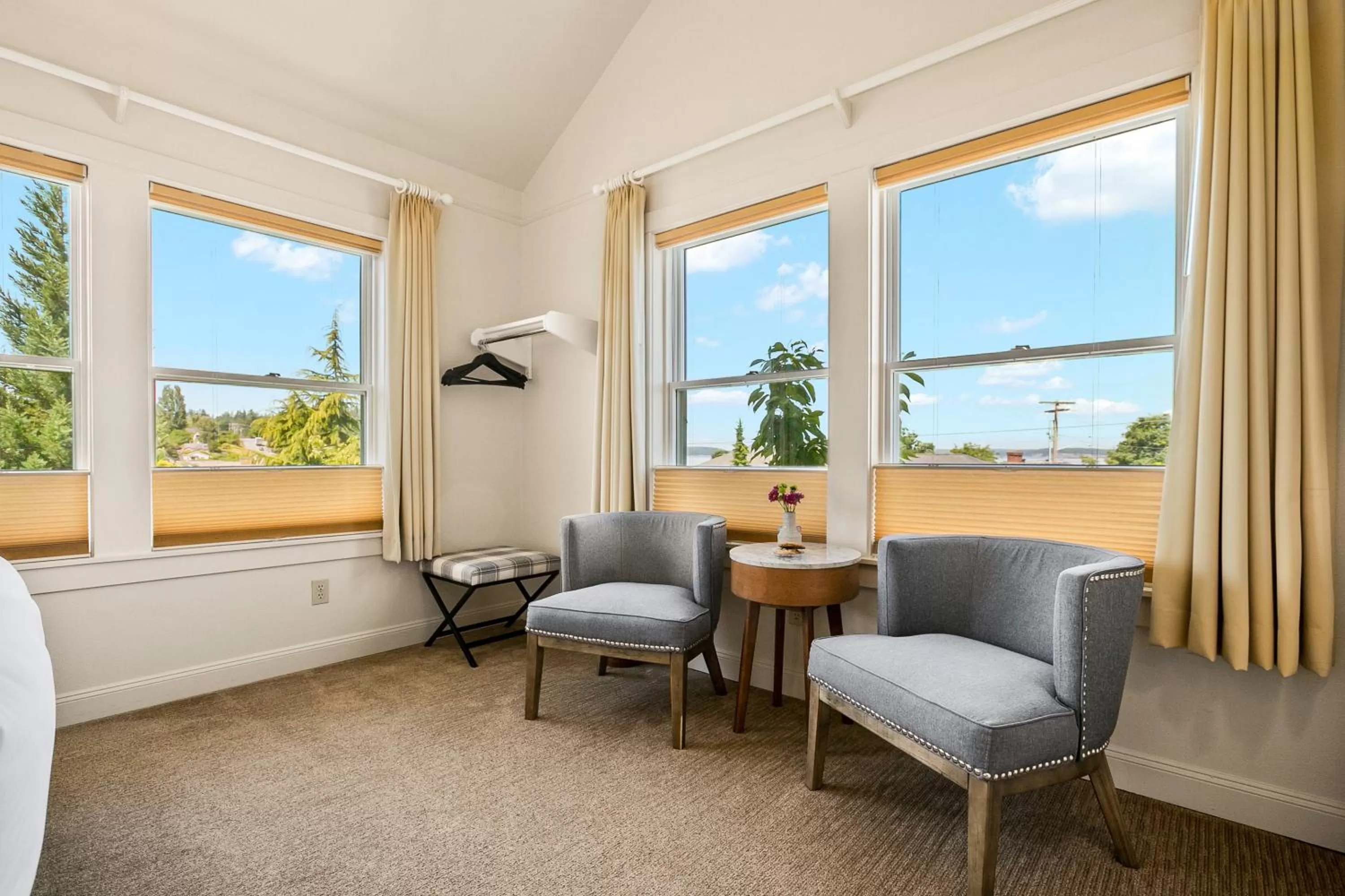 Seating area in Saratoga Inn