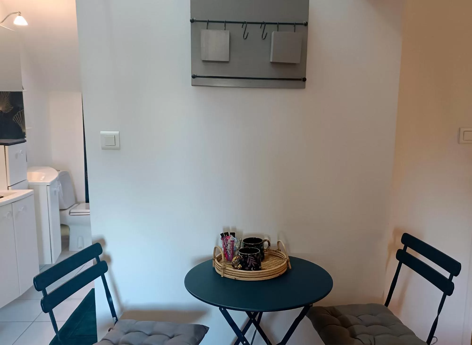 Dining Area in B&B Côté Loire