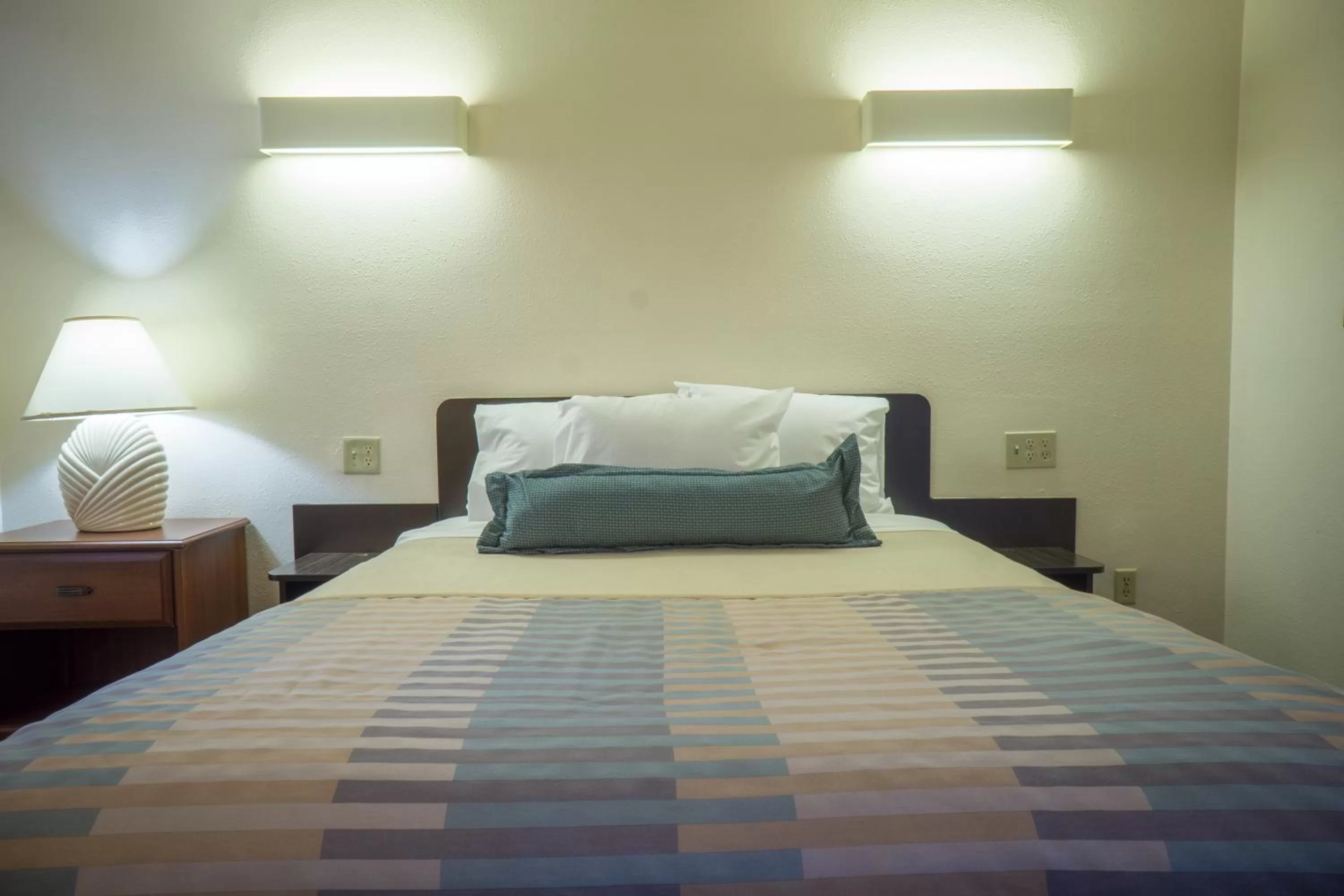 Bedroom, Bed in Sunnyside Inn and Suites