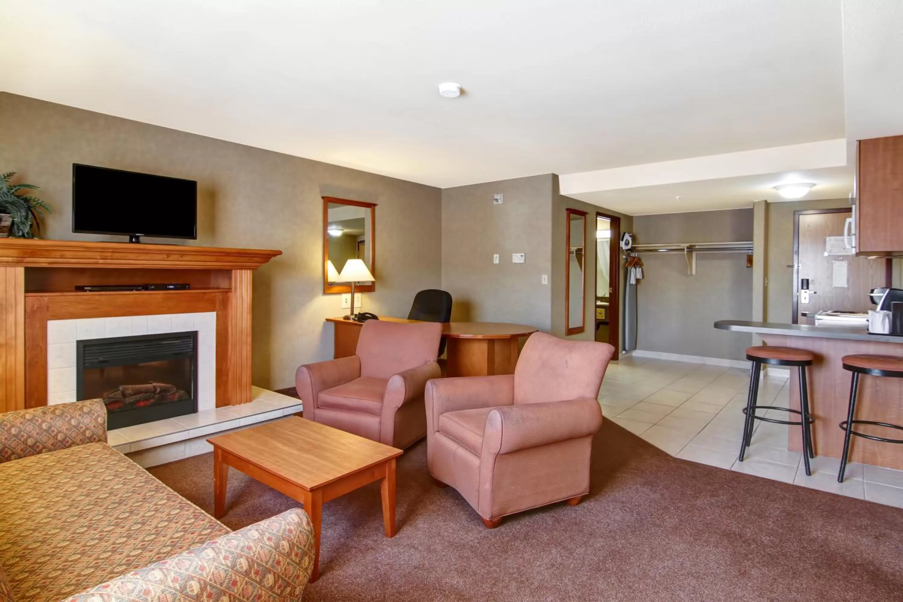 Living room in Ramada by Wyndham Ponoka
