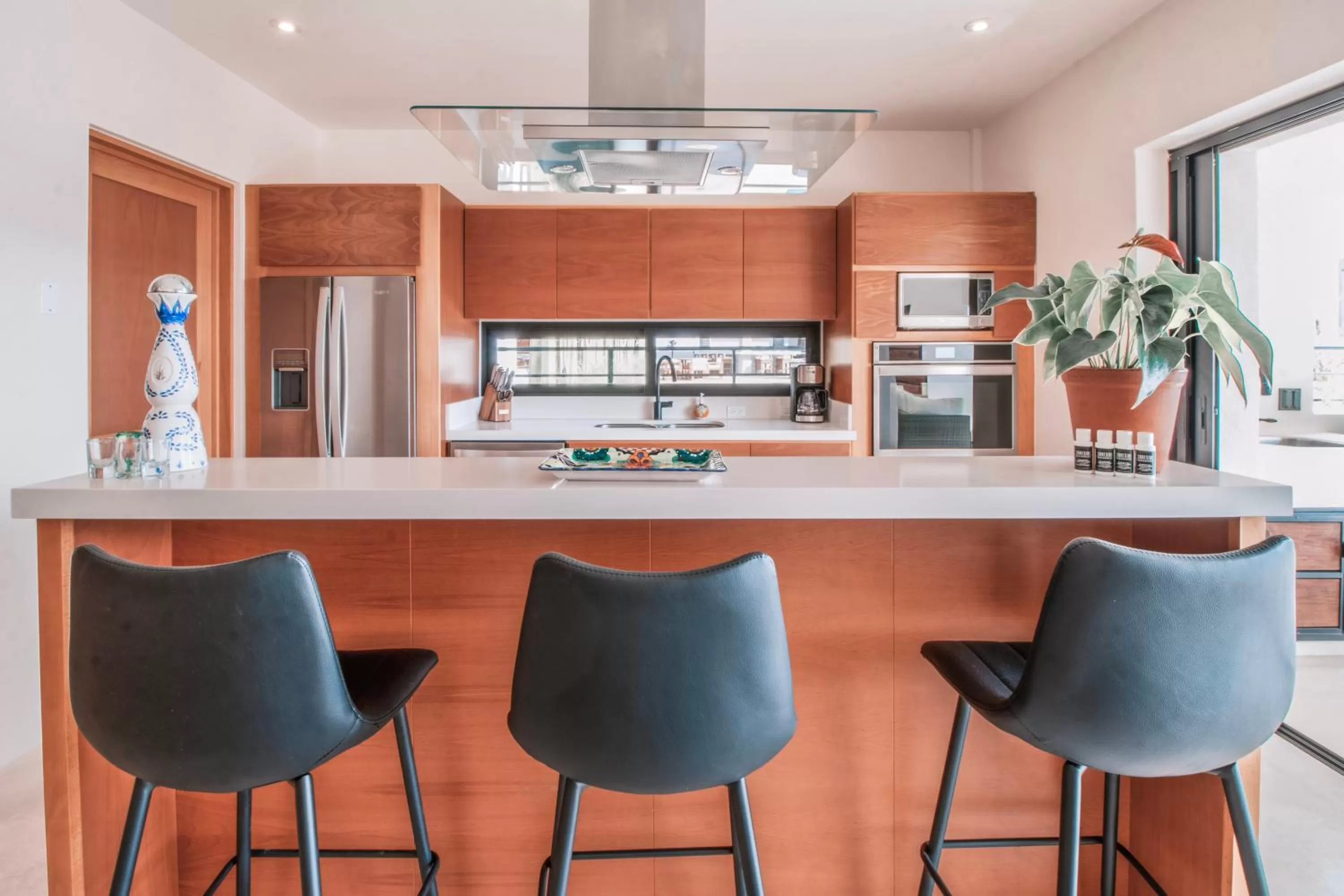 Kitchen or kitchenette, Lounge/Bar in Cerritos Surf Residences