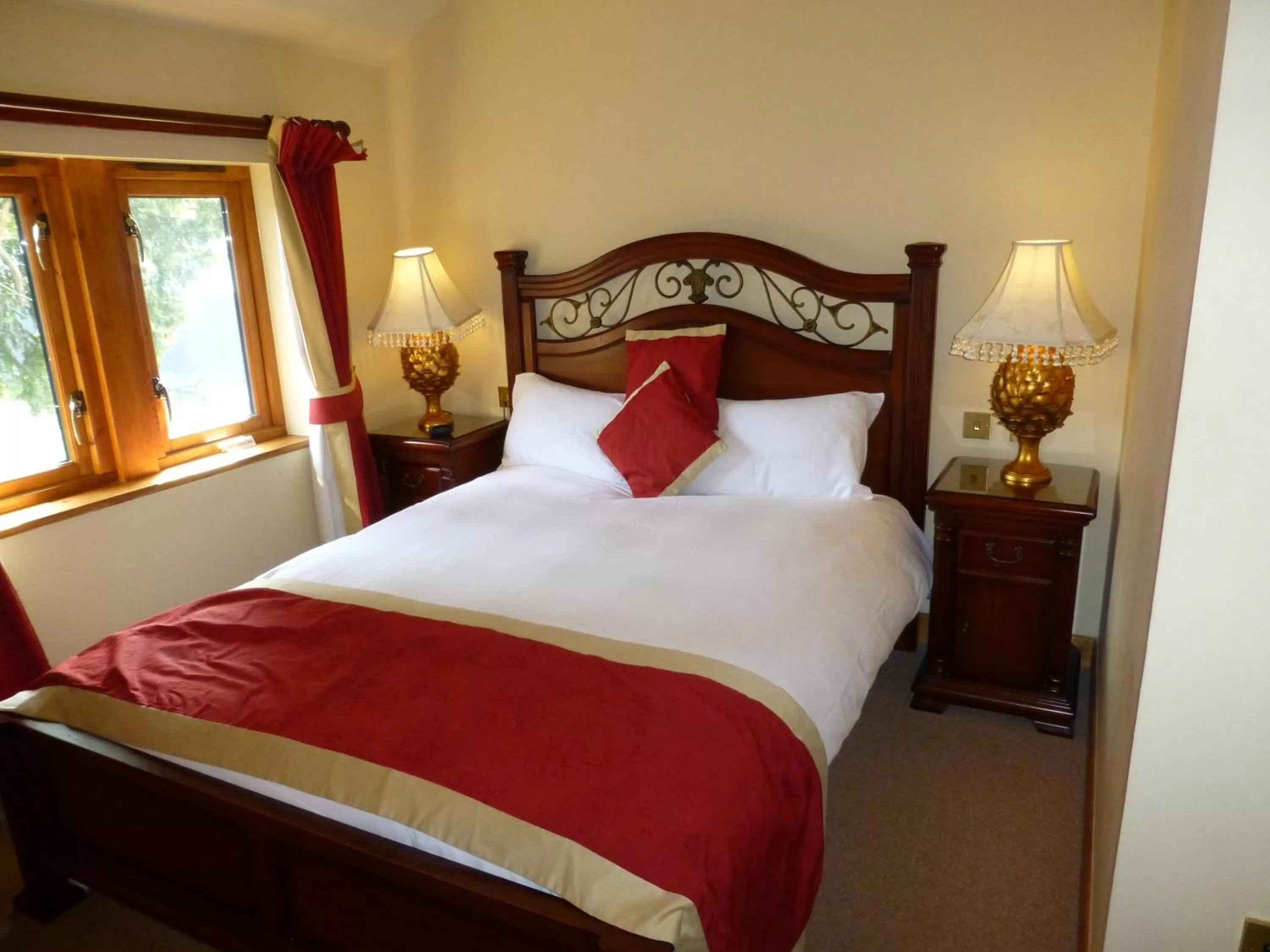 Bedroom, Bed in Camden Arms Hotel