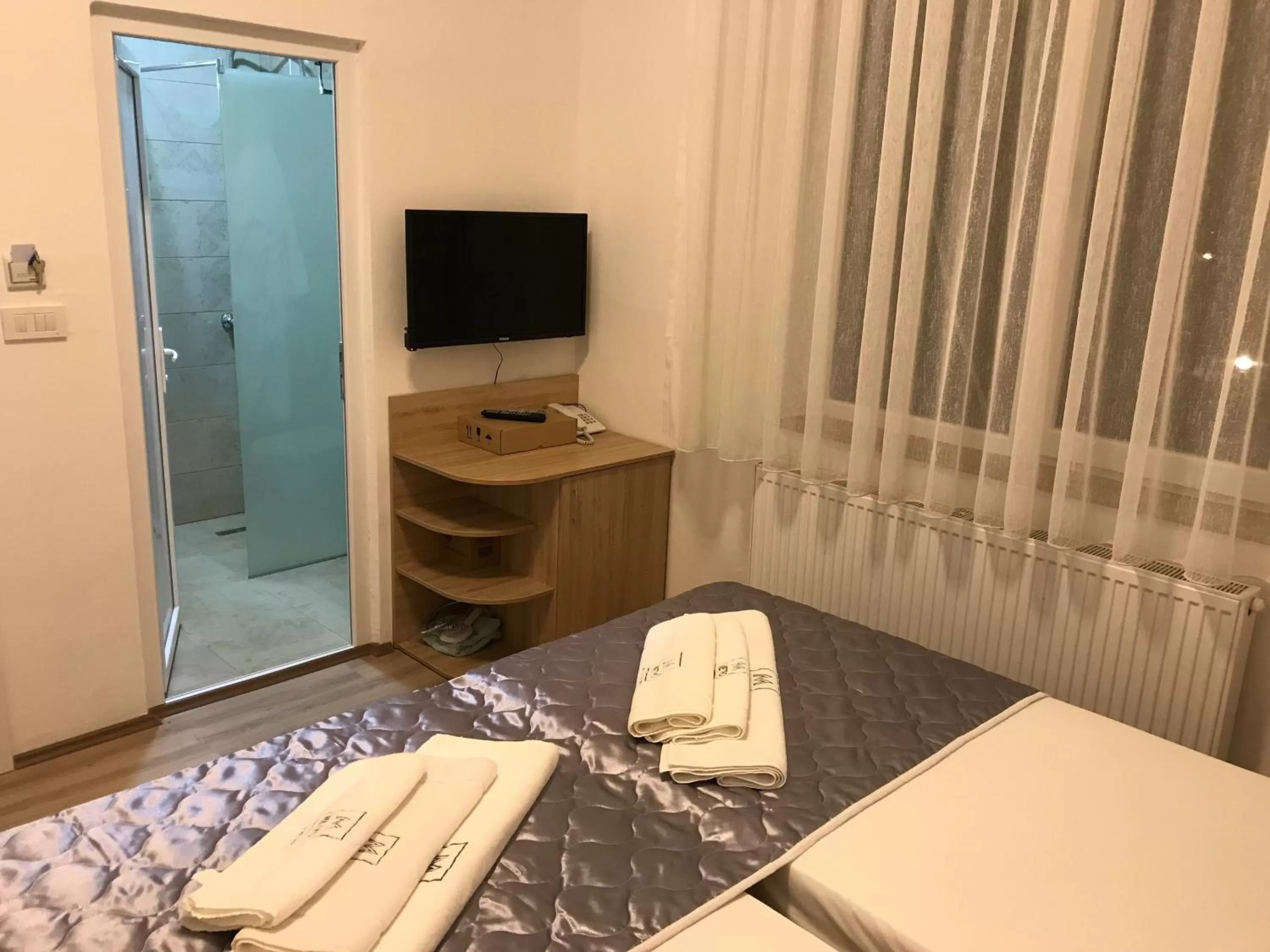 Bathroom, Bed in Villa Nina Hotel & Lounge bar