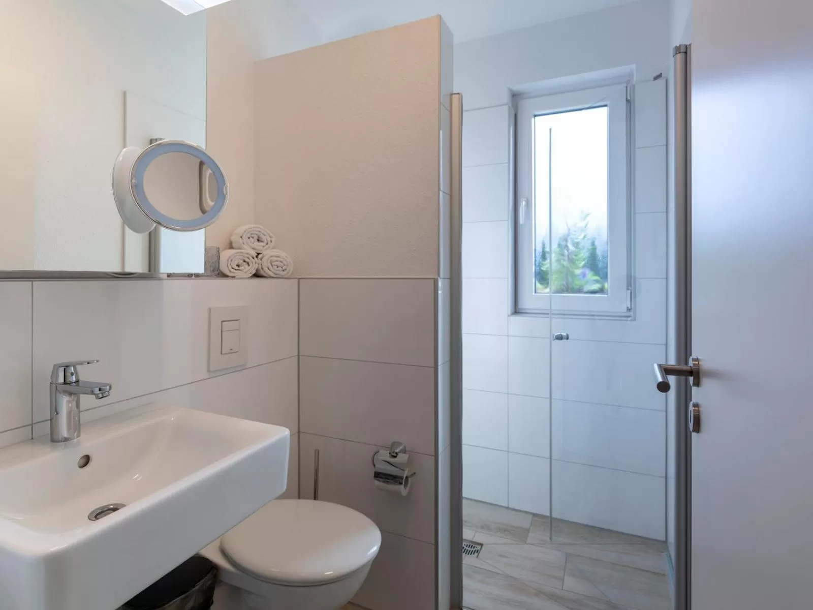 Bathroom in GLEUEL INN - digital hotel & serviced apartments & boardinghouse mit voll ausgestatteten Küchen