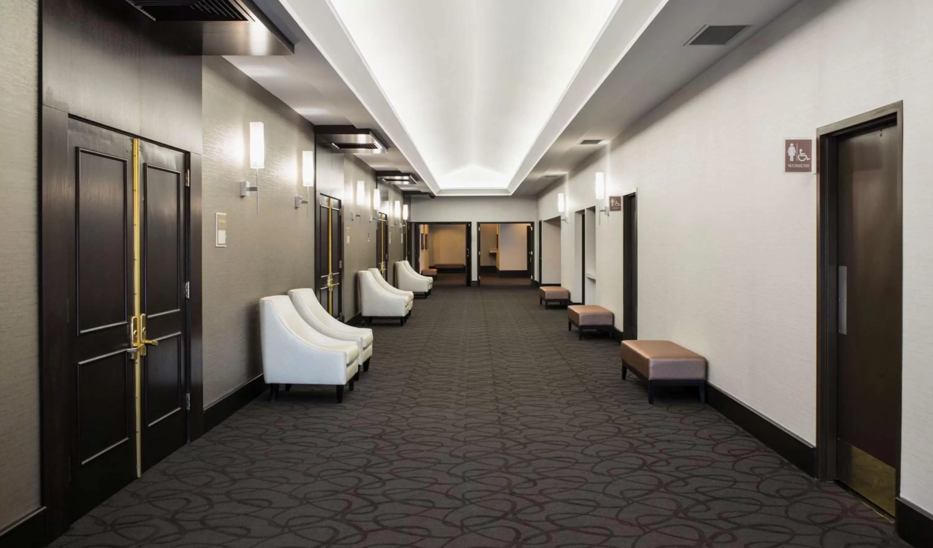 Meeting/conference room, Bed in Hilton Winnipeg Airport Suites