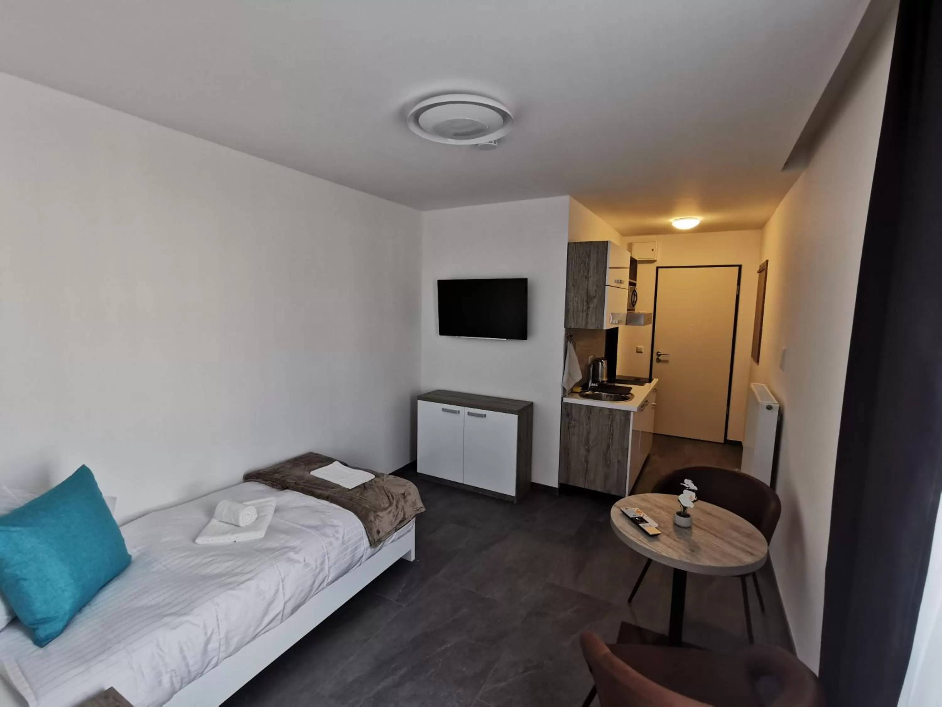 Communal lounge/ TV room, Bed in HP Apartments