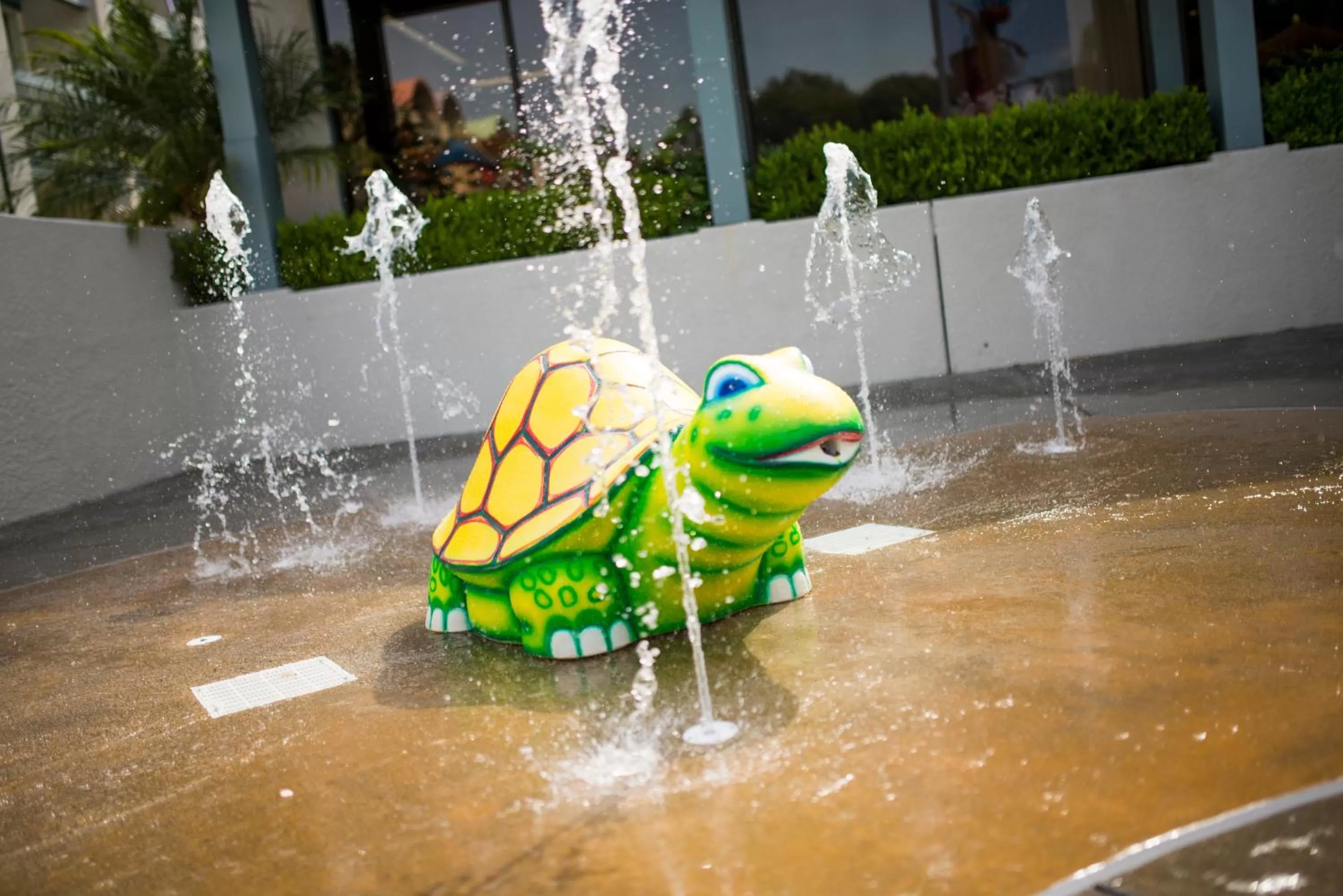 Swimming pool in Howard Johnson by Wyndham Anaheim Hotel and Water Playground