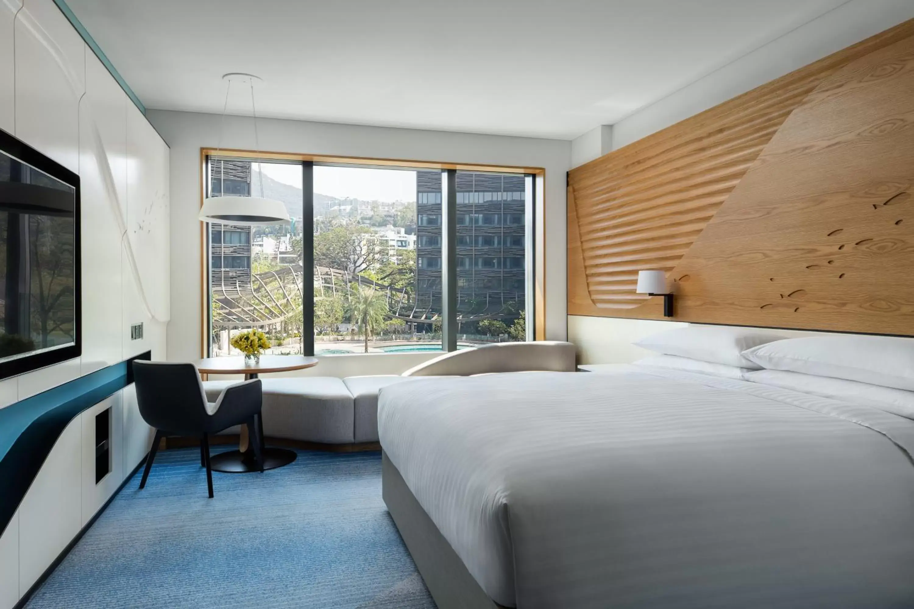 Premier King Room with Pool View in Hong Kong Ocean Park Marriott Hotel Premier King Room with Pool View in Hong Kong Ocean Park Marriott Hotel