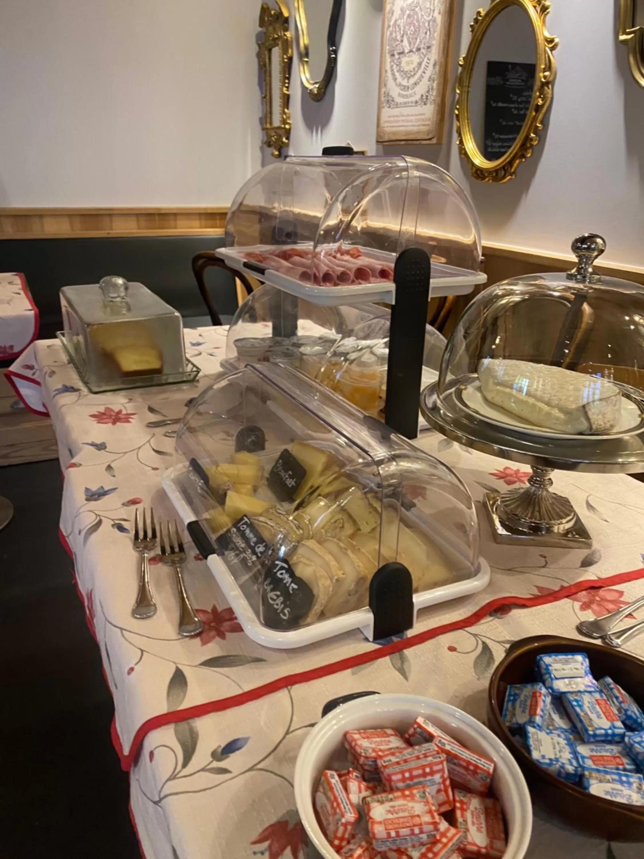 Breakfast in Hôtel Restaurant "La Petite Auberge"