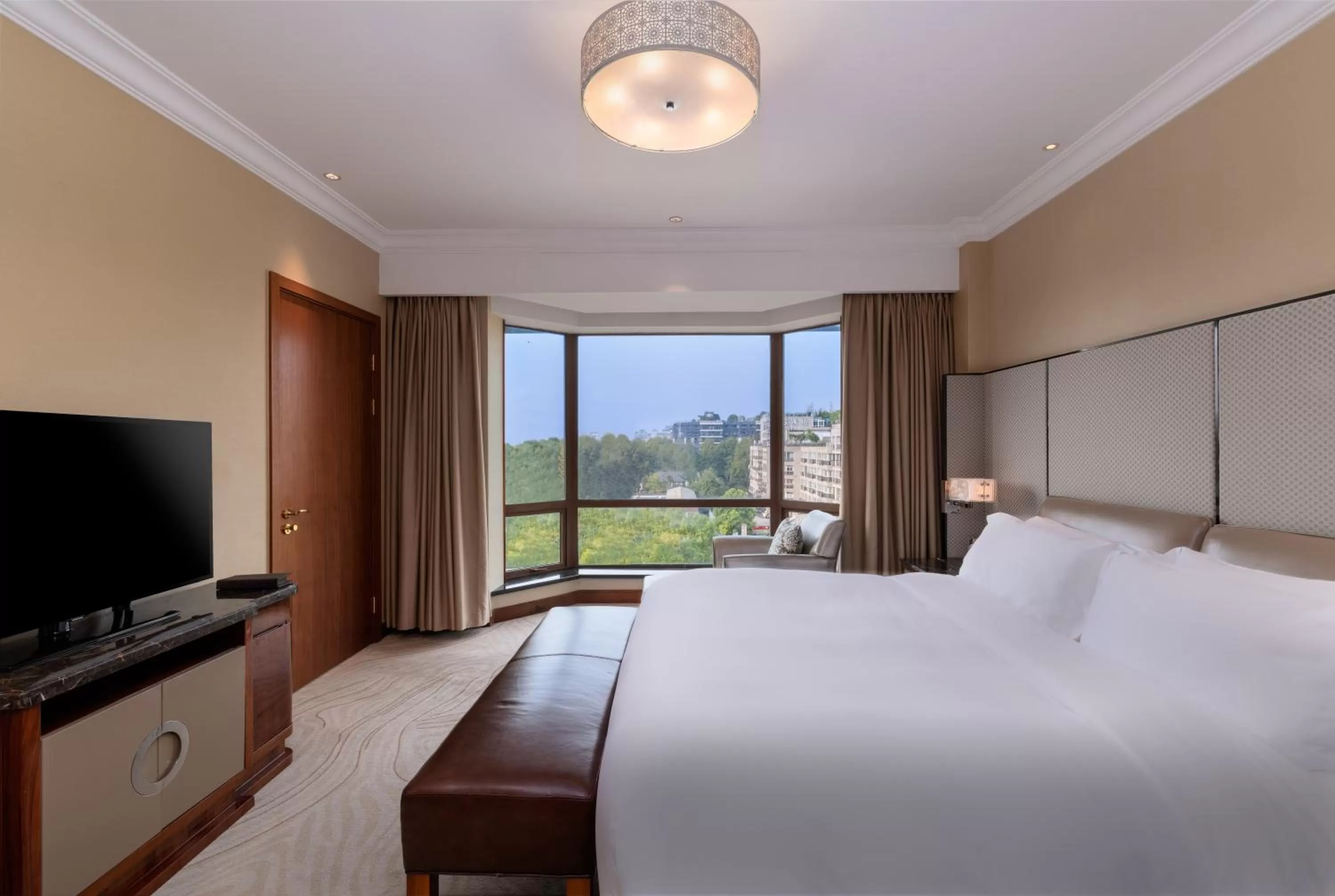 Photo of the whole room, Bed in Sofitel Hangzhou Westlake - Few steps to West Lake, with panoramic lake view terrace