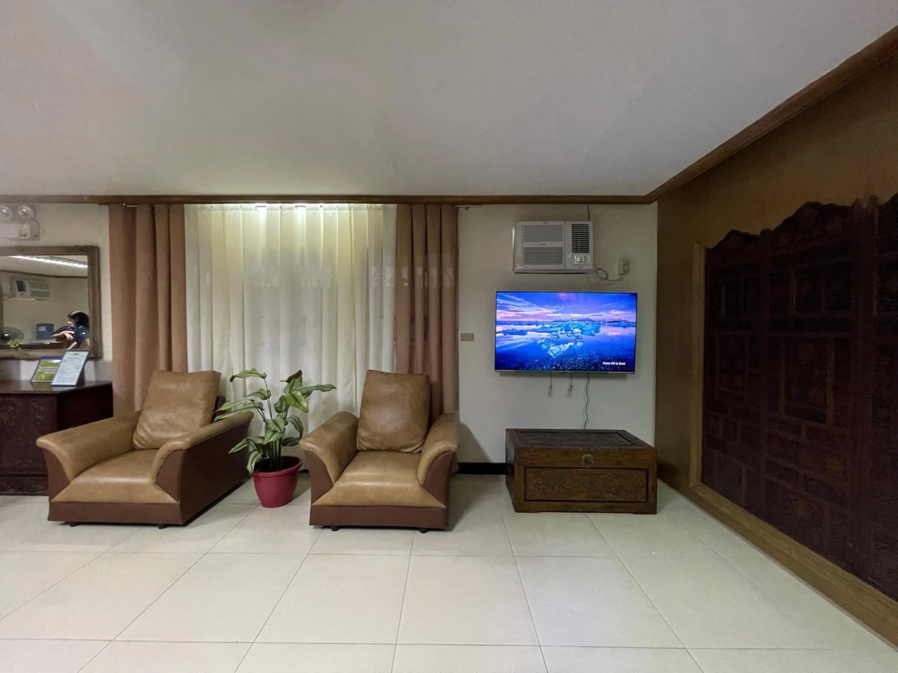 Communal lounge/ TV room in 1888 Staycation Inn by Cocotel