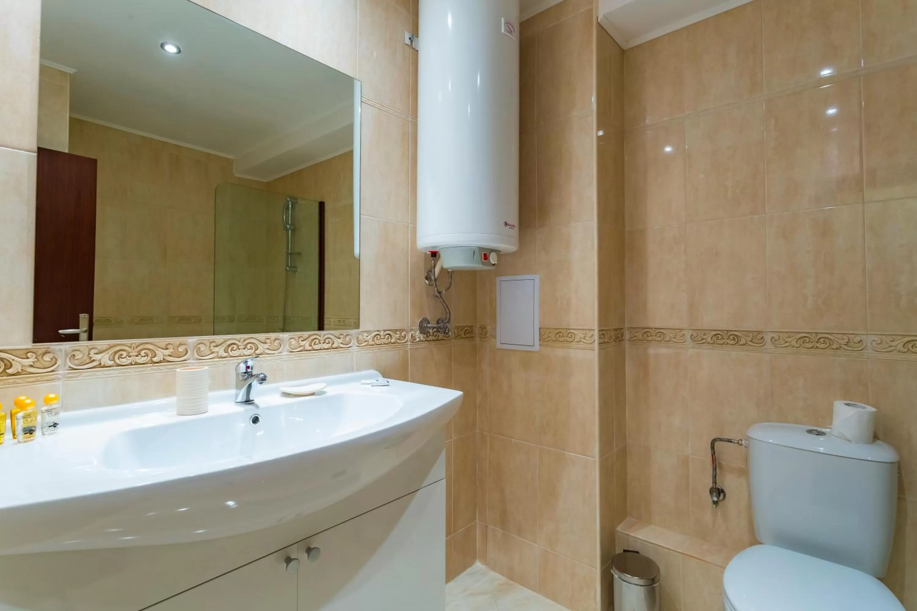 Shower, Bathroom in Rose Gardens Apart Hotel