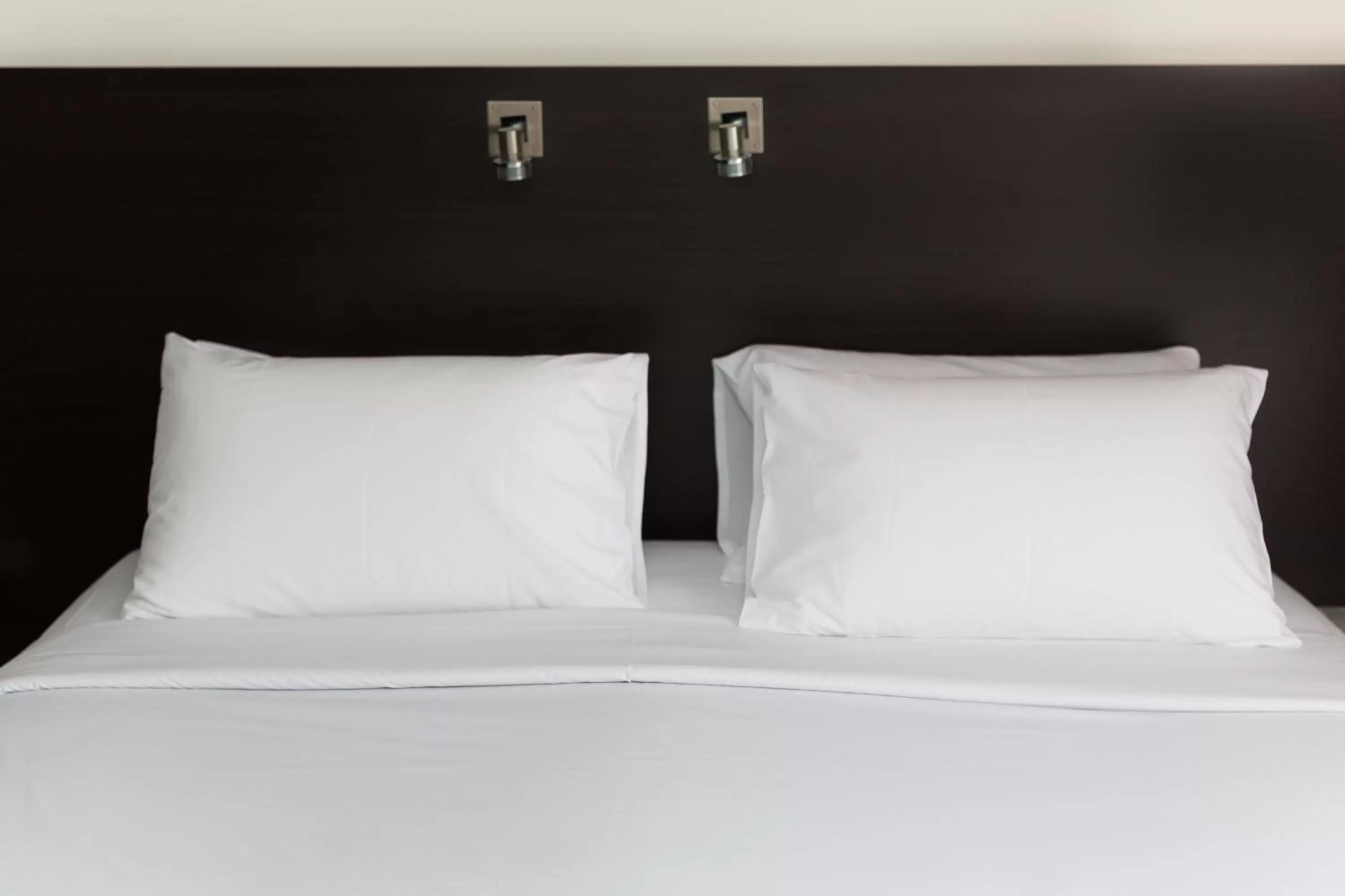 Bedroom, Bed in St Ives Apartments