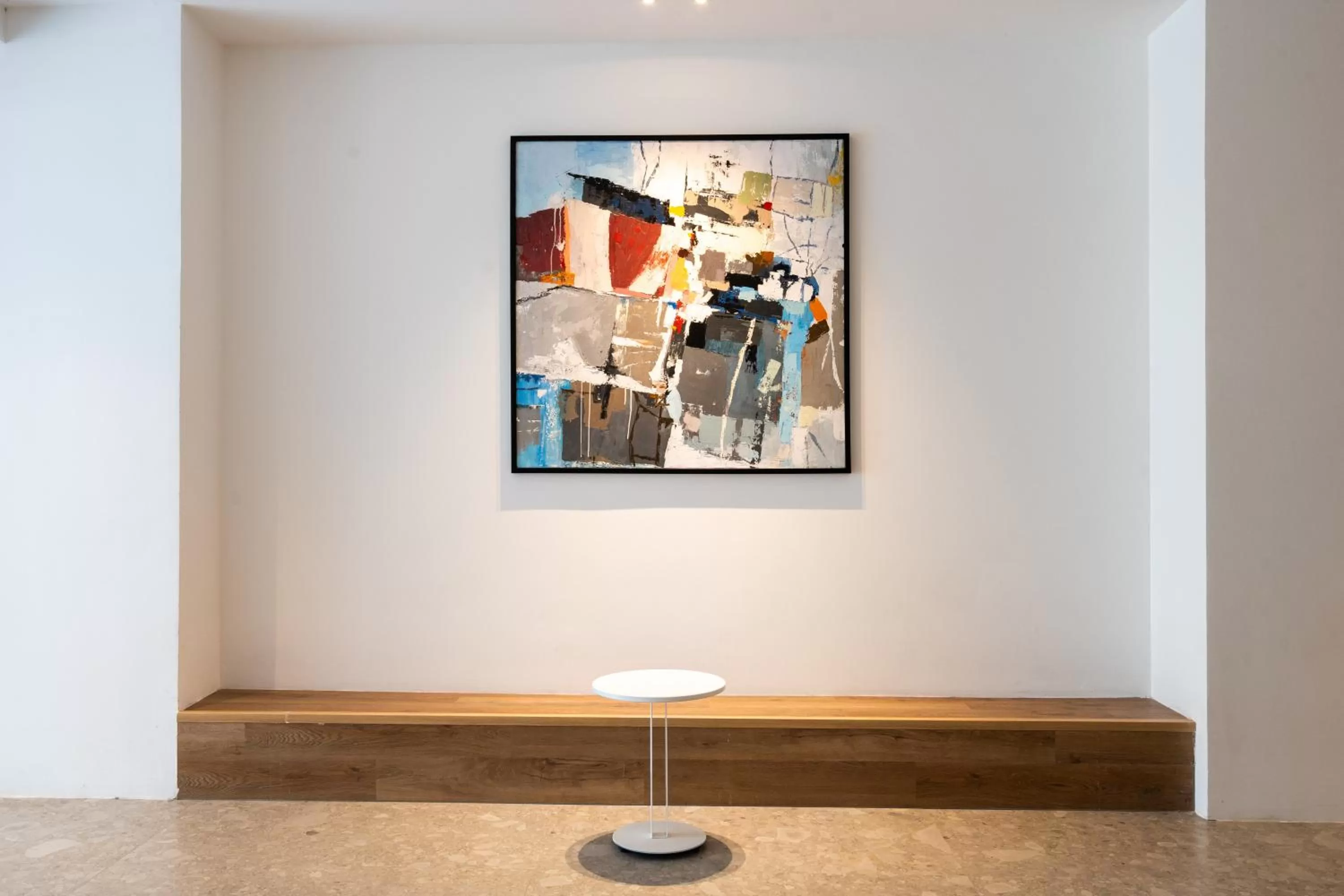 Communal lounge/ TV room in Haven Hut Hotel