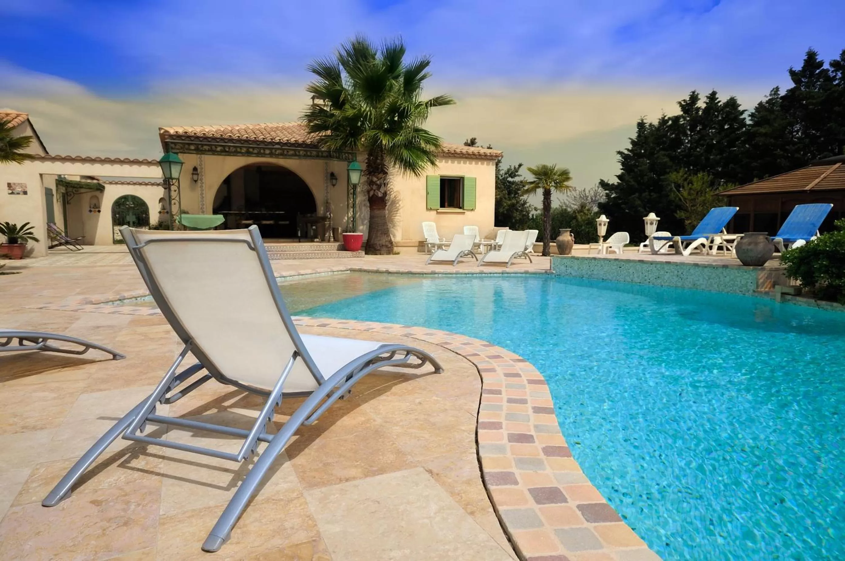 Swimming pool in Mas de la Montille