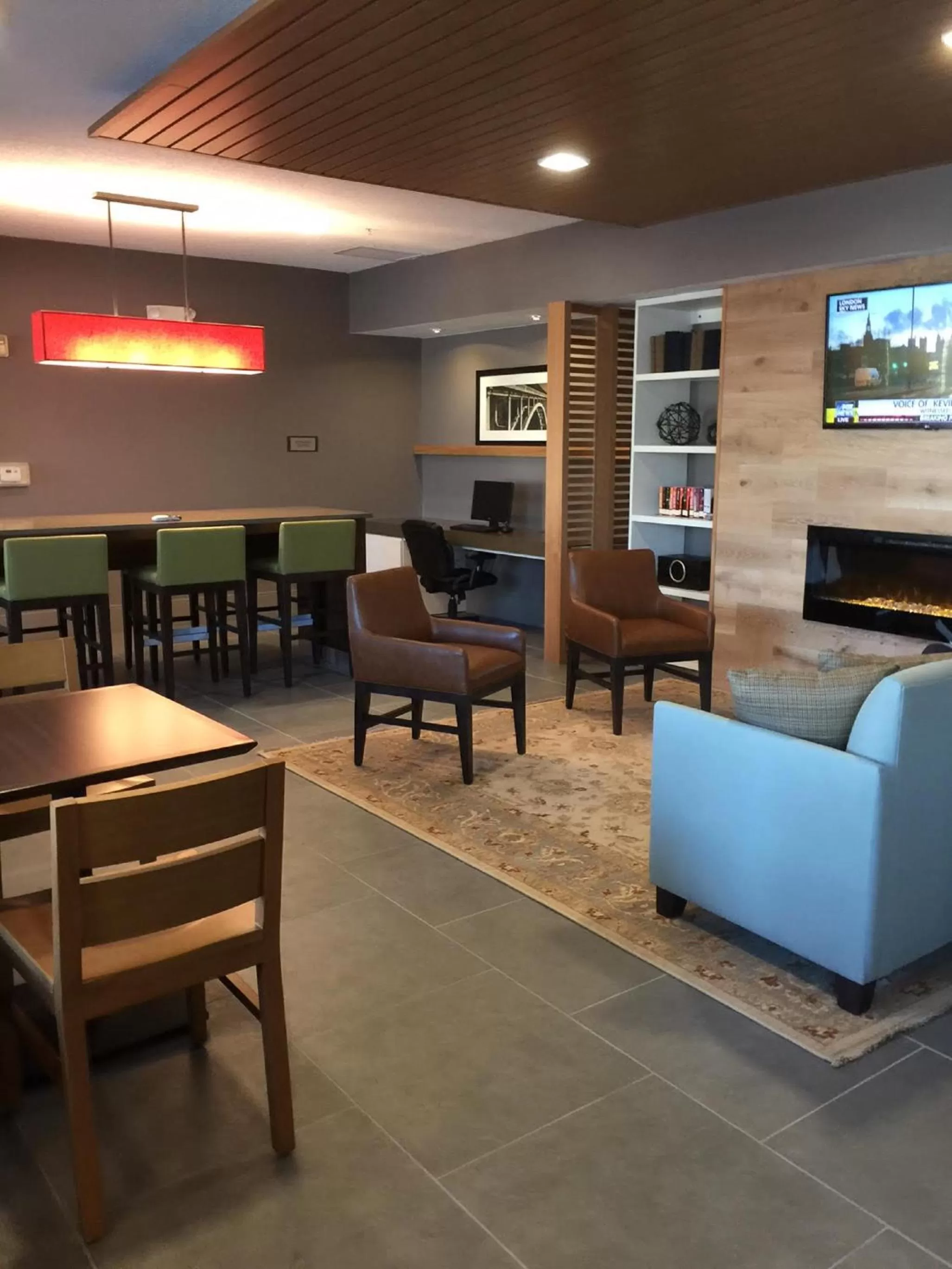 Communal lounge/ TV room in Country Inn & Suites by Radisson, Novi, MI