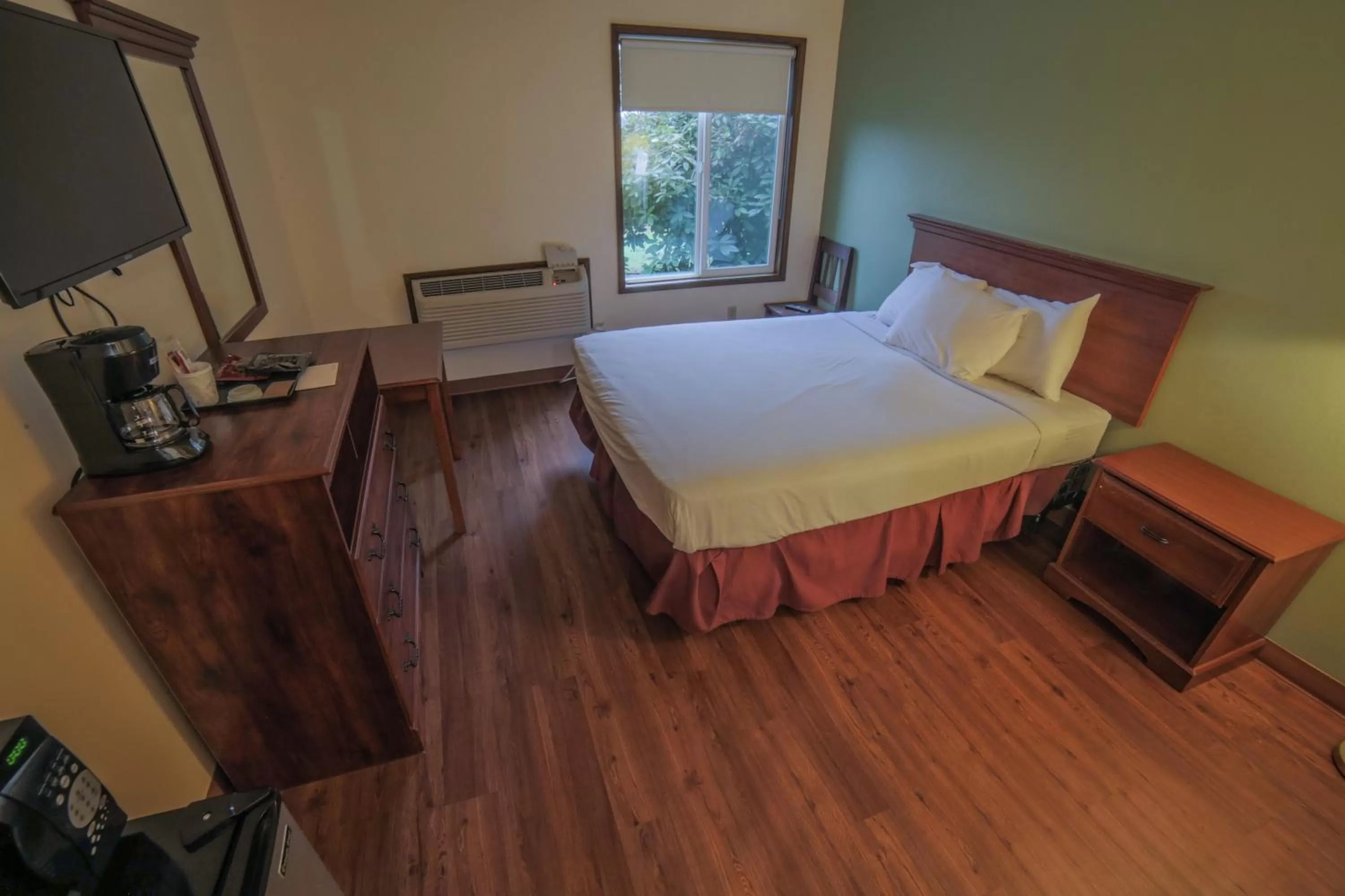 Bedroom, Bed in Sunnyside Inn and Suites