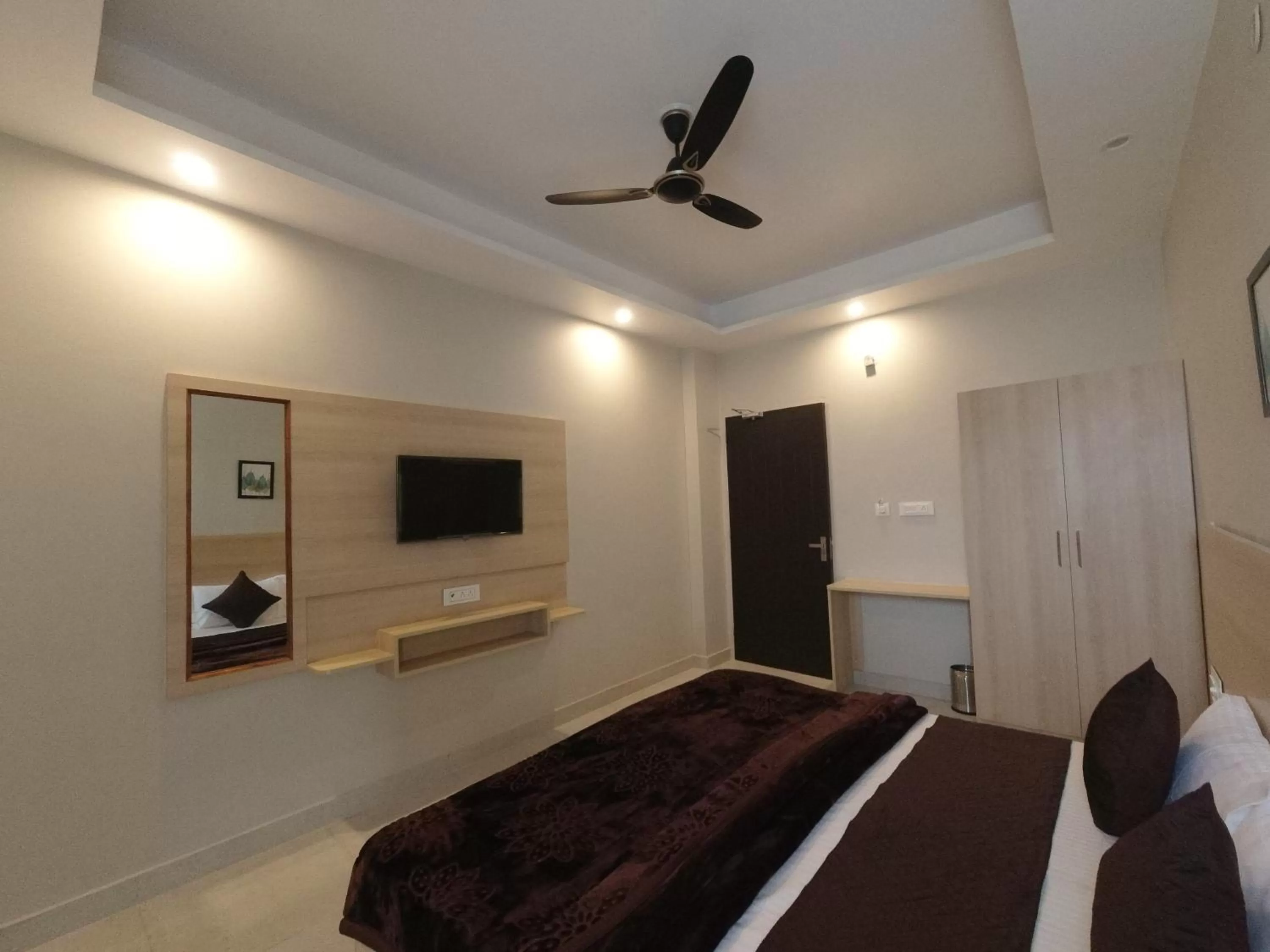 Bed, TV/Entertainment Center in Punyah Residency Rishikesh