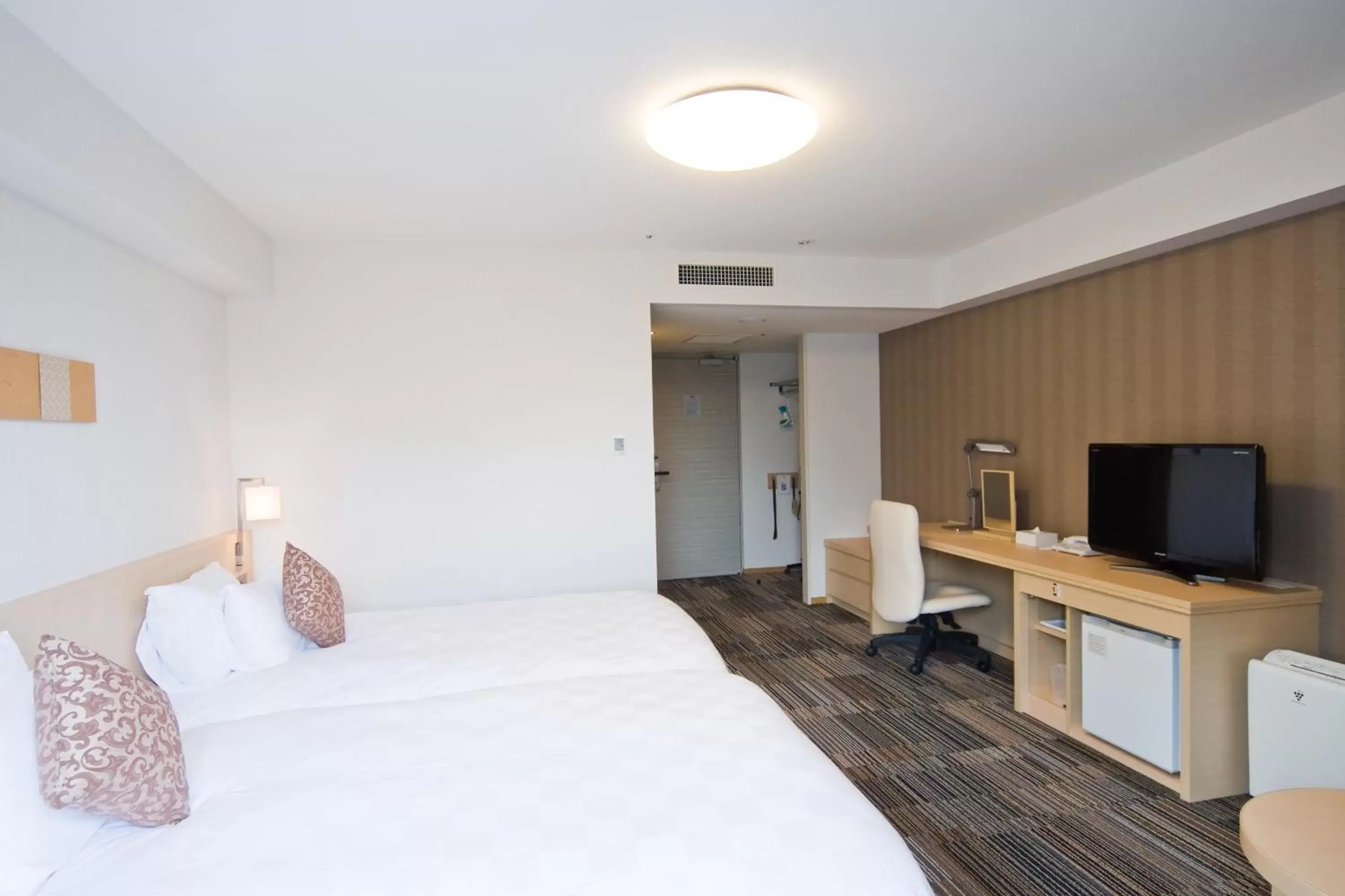 Hollywood Twin Room with Extra bed- Smoking in Daiwa Roynet Hotel Osaka-Uehonmachi Hollywood Twin Room with Extra bed- Smoking in Daiwa Roynet Hotel Osaka-Uehonmachi