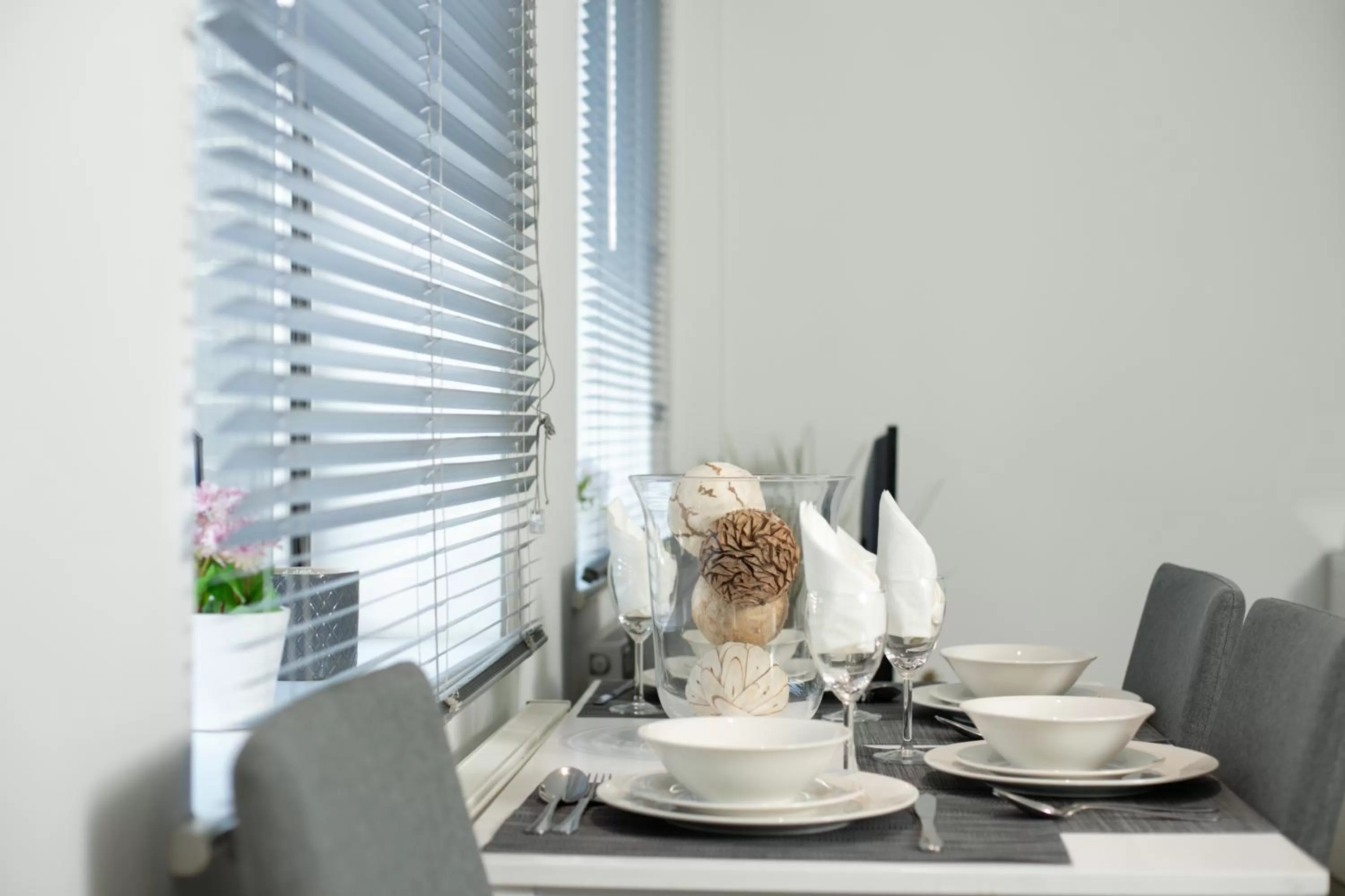 Decorative detail, Dining Area in Reading Kings Road Lodge by Creatick Apartments