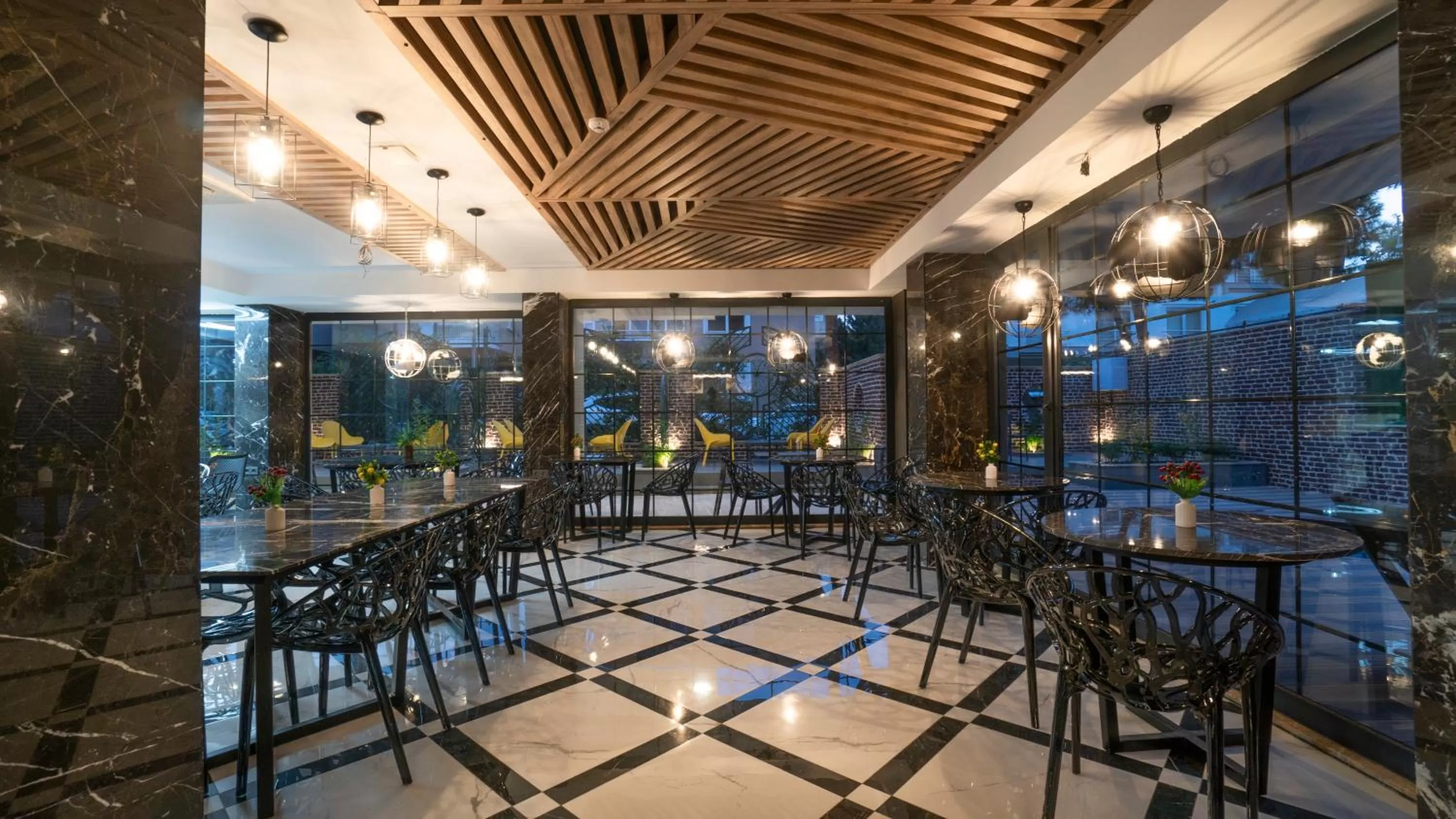 Restaurant/Places to Eat in Estera Hotel Silent