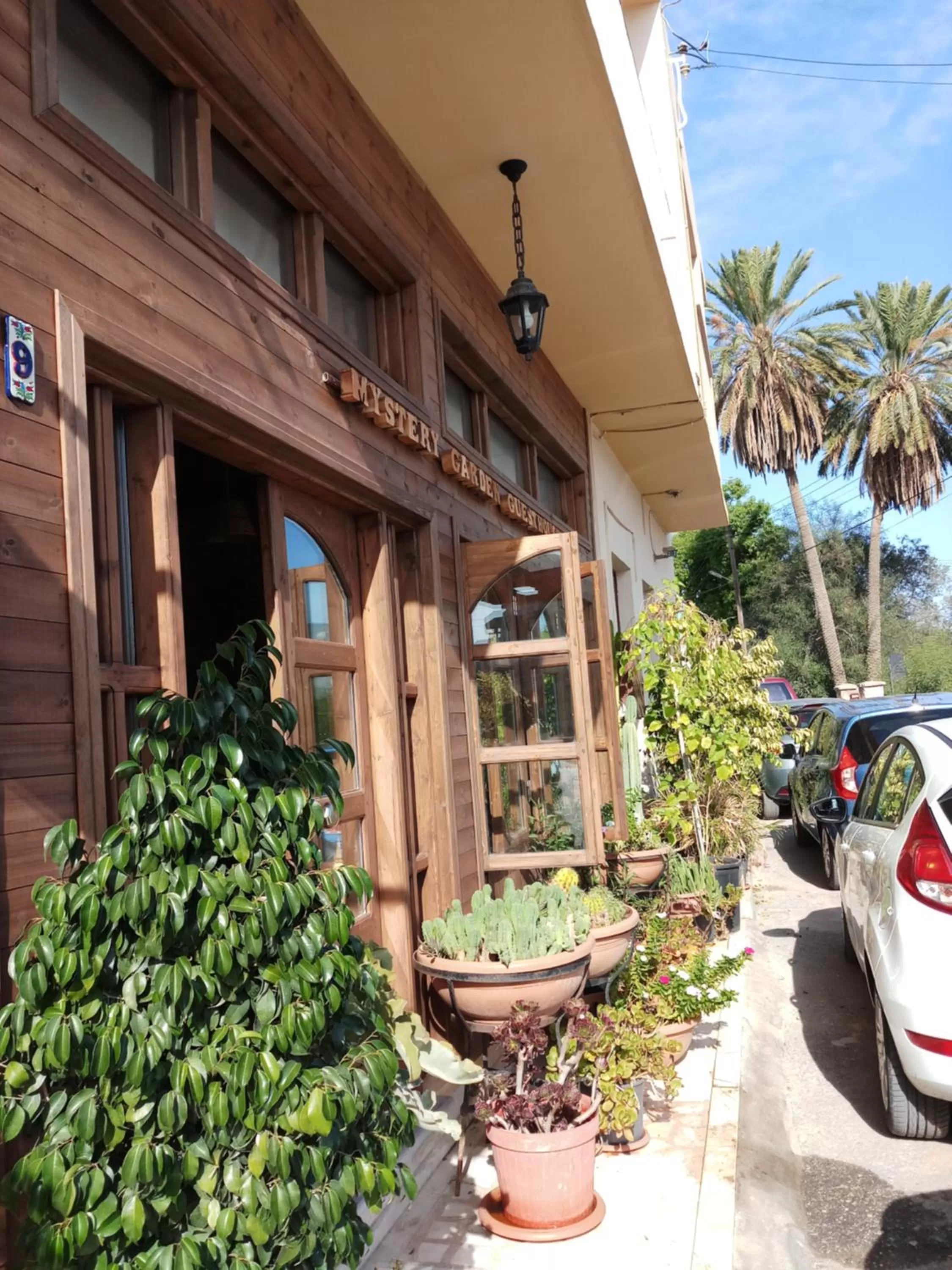 Breakfast in Mystery Garden Guest House