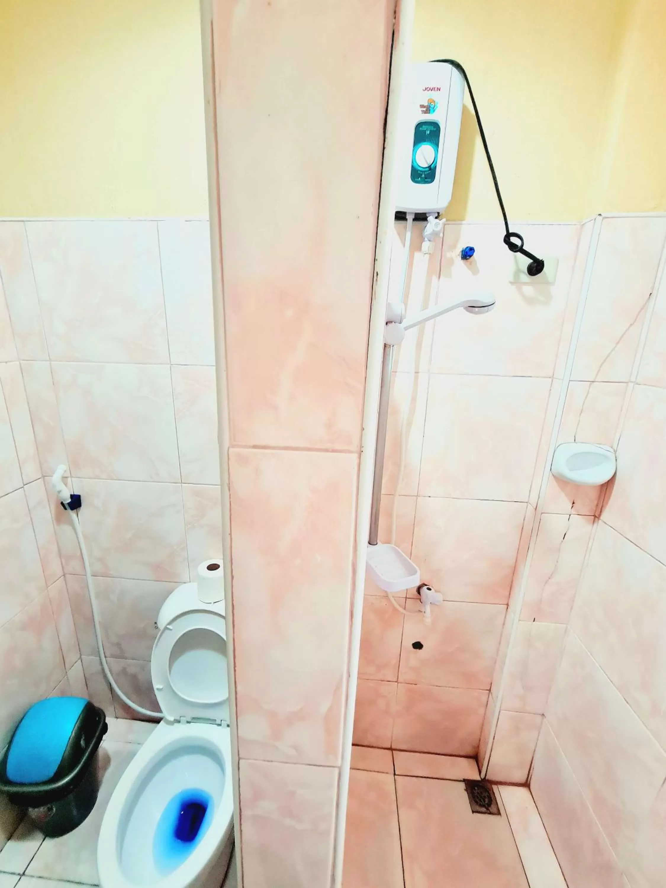 Shower in La-Familia Guest House