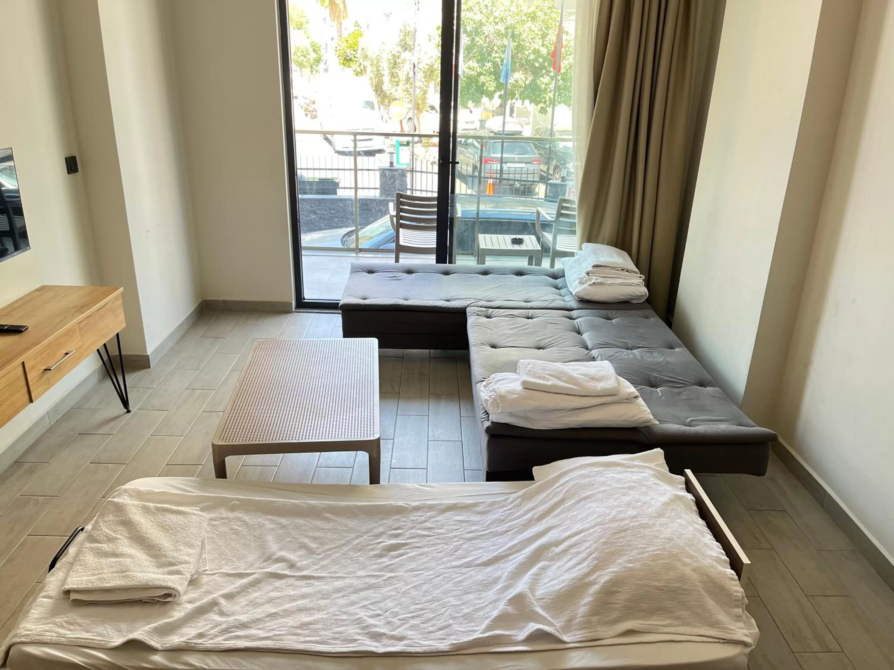 Bed, Seating Area in Nas Suite