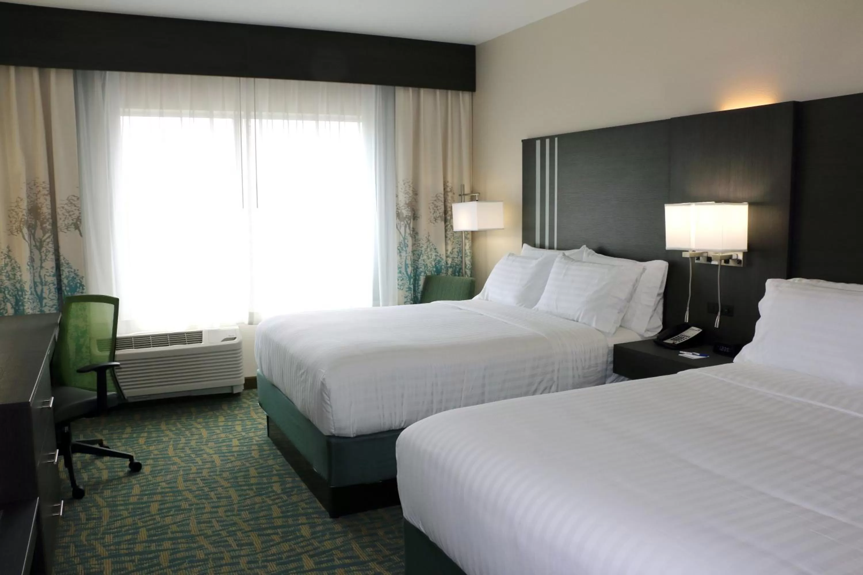 Seating area, Bed in Holiday Inn Express & Suites - Hendersonville SE - Flat Rock by IHG