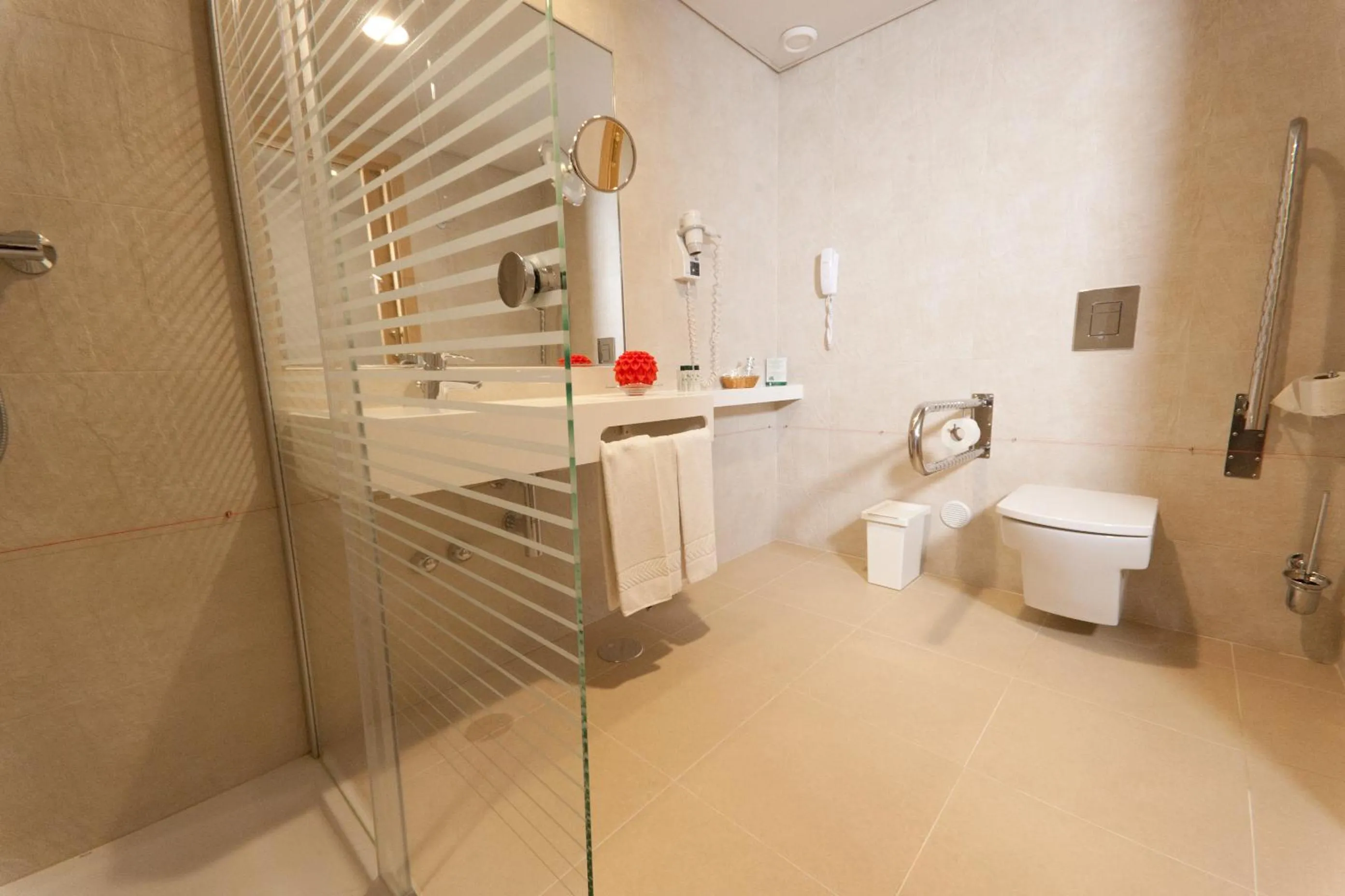 Shower in Hotel Cinquentenario & Conference Center