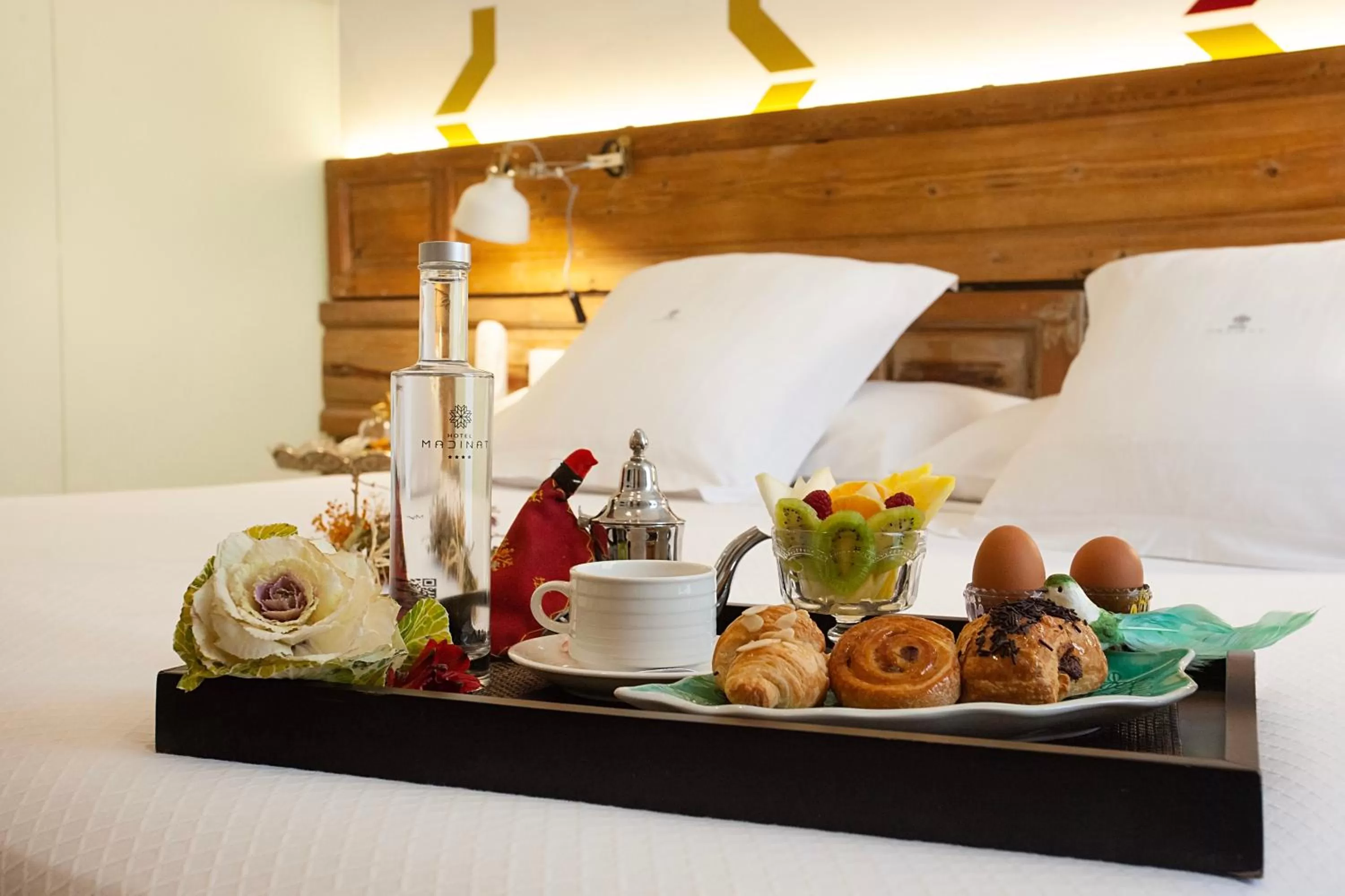 Breakfast, Bed in Hotel Madinat