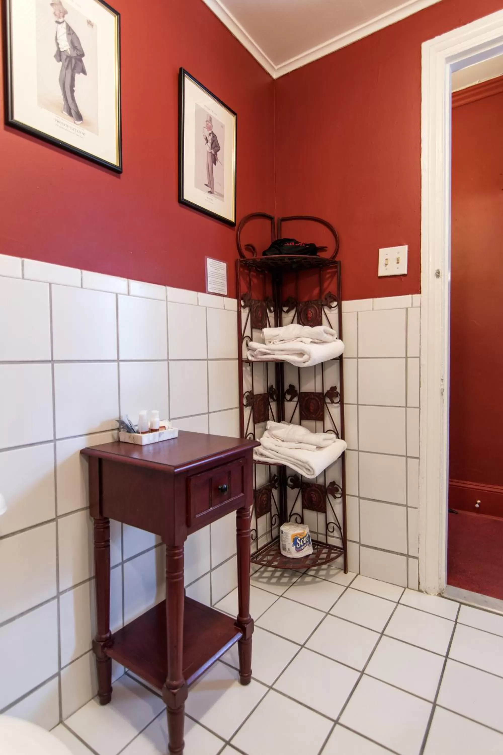 Bathroom in La Reserve Bed and Breakfast