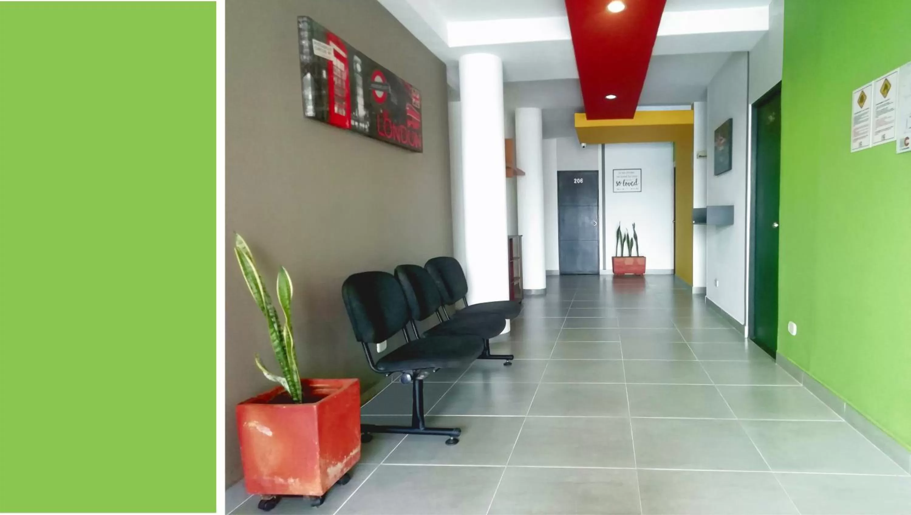 Living room, Lobby/Reception in HOTEL COLOURS Cali