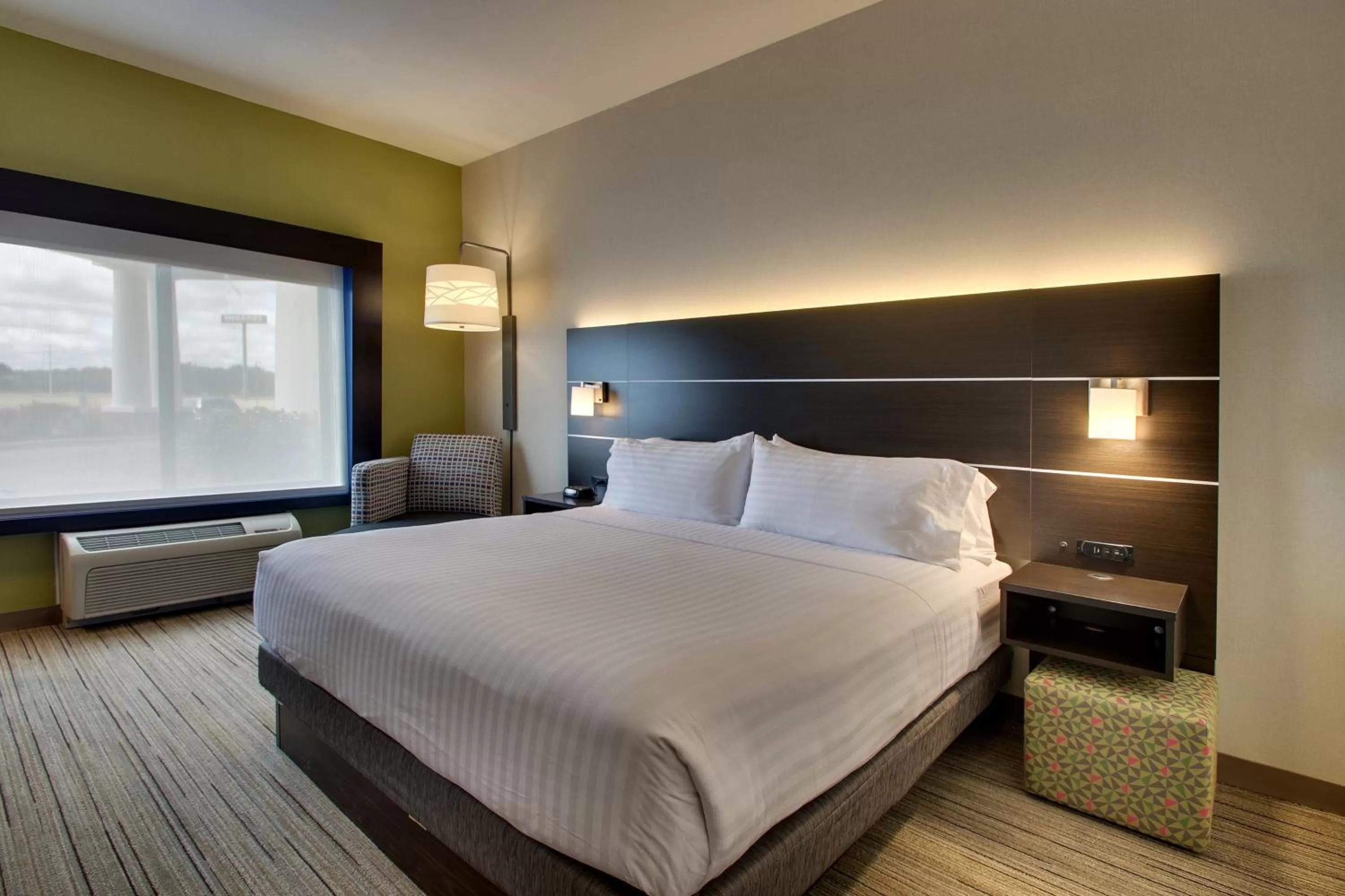 Photo of the whole room, Bed in Holiday Inn Express Hotel & Suites Morris by IHG