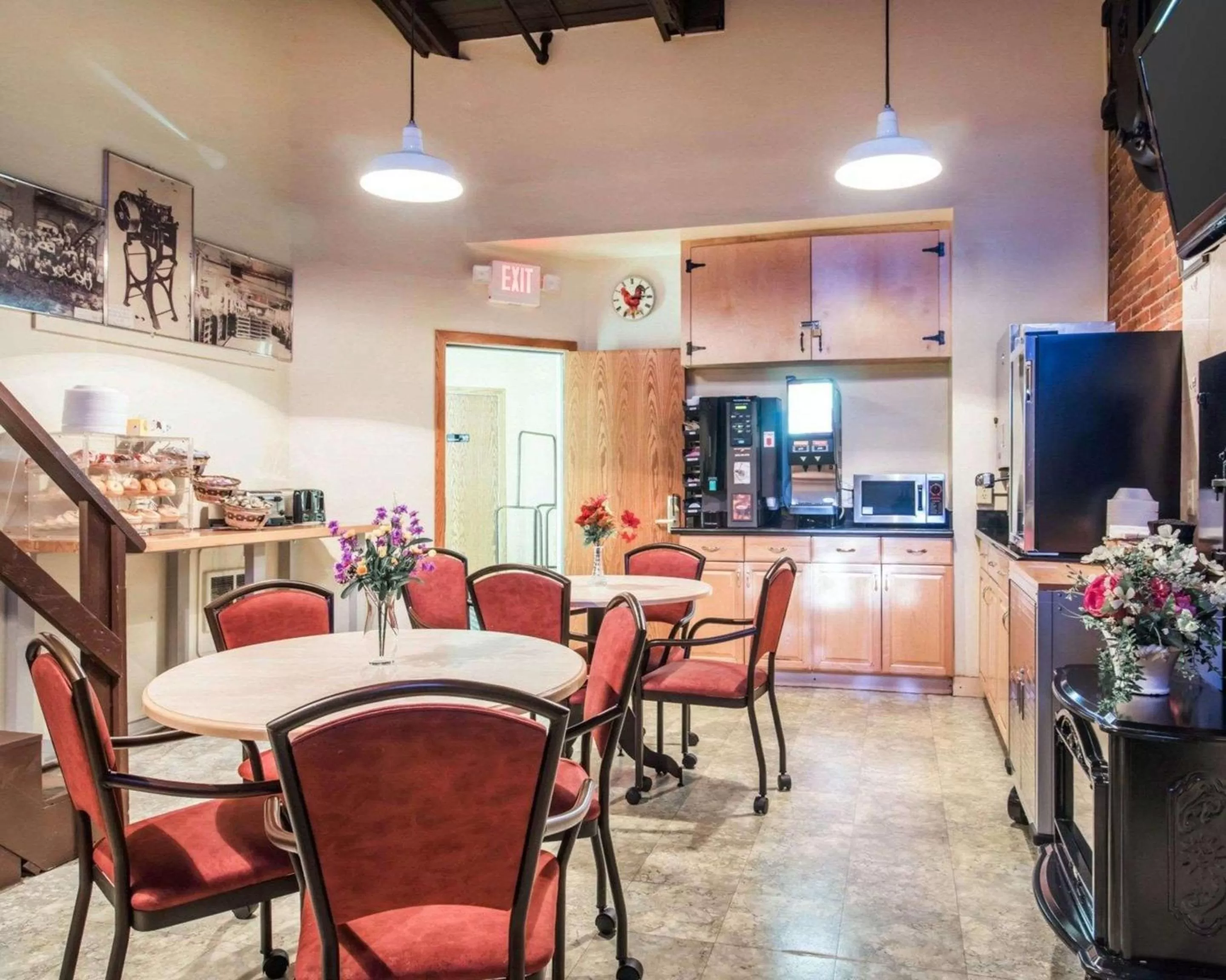 Restaurant/places to eat in Econo Lodge Manchester