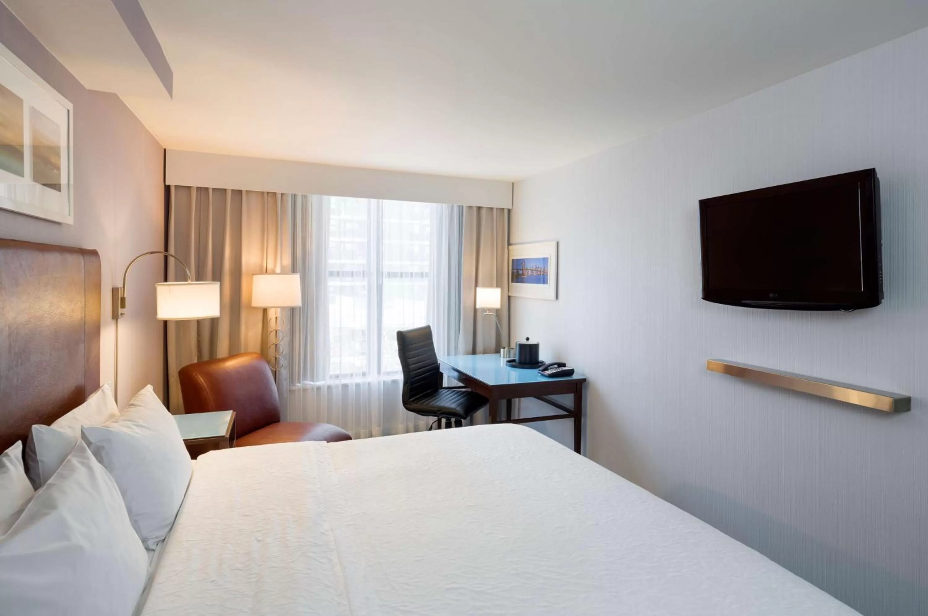 Bed, TV/Entertainment Center in Hampton Inn Seaport Financial District