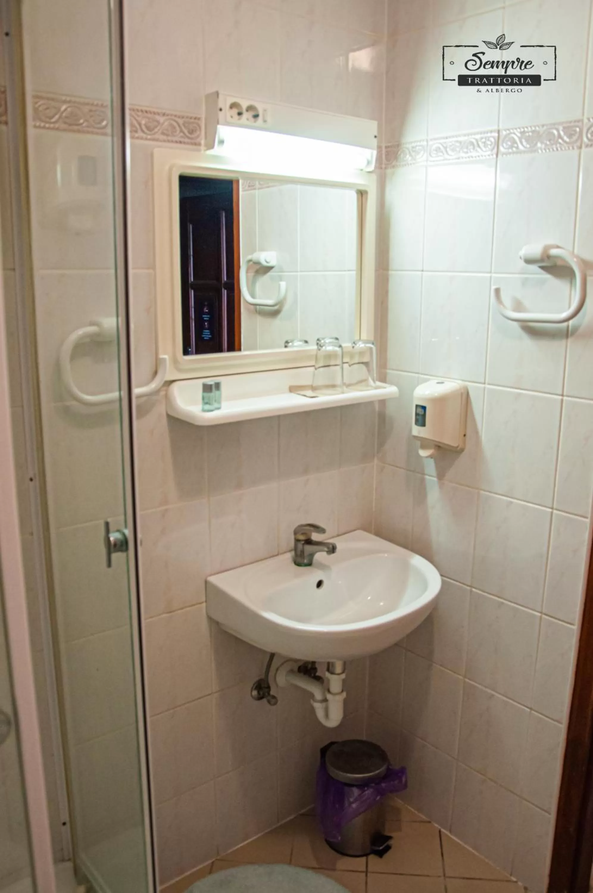 Bathroom in Sempre Étterem És Panzió