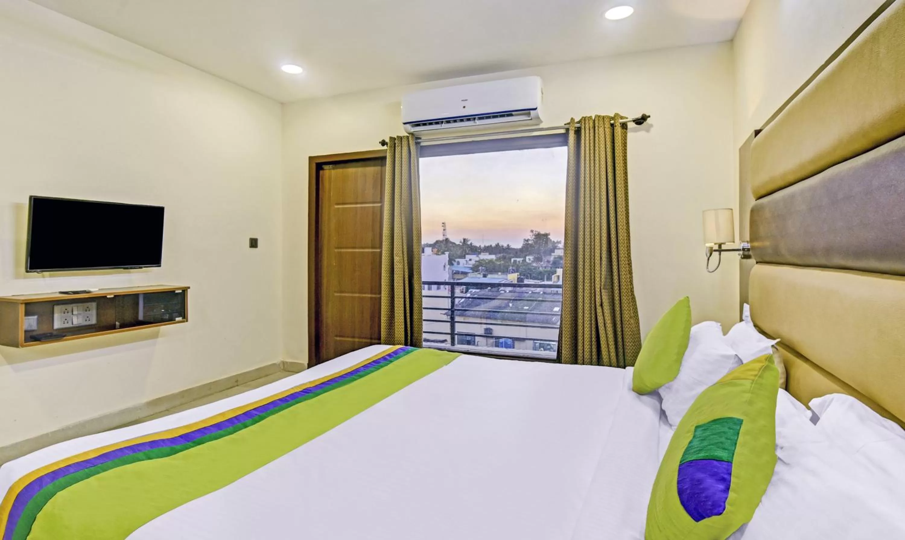 Bed in Treebo Kingsbury Fiesta Vellore