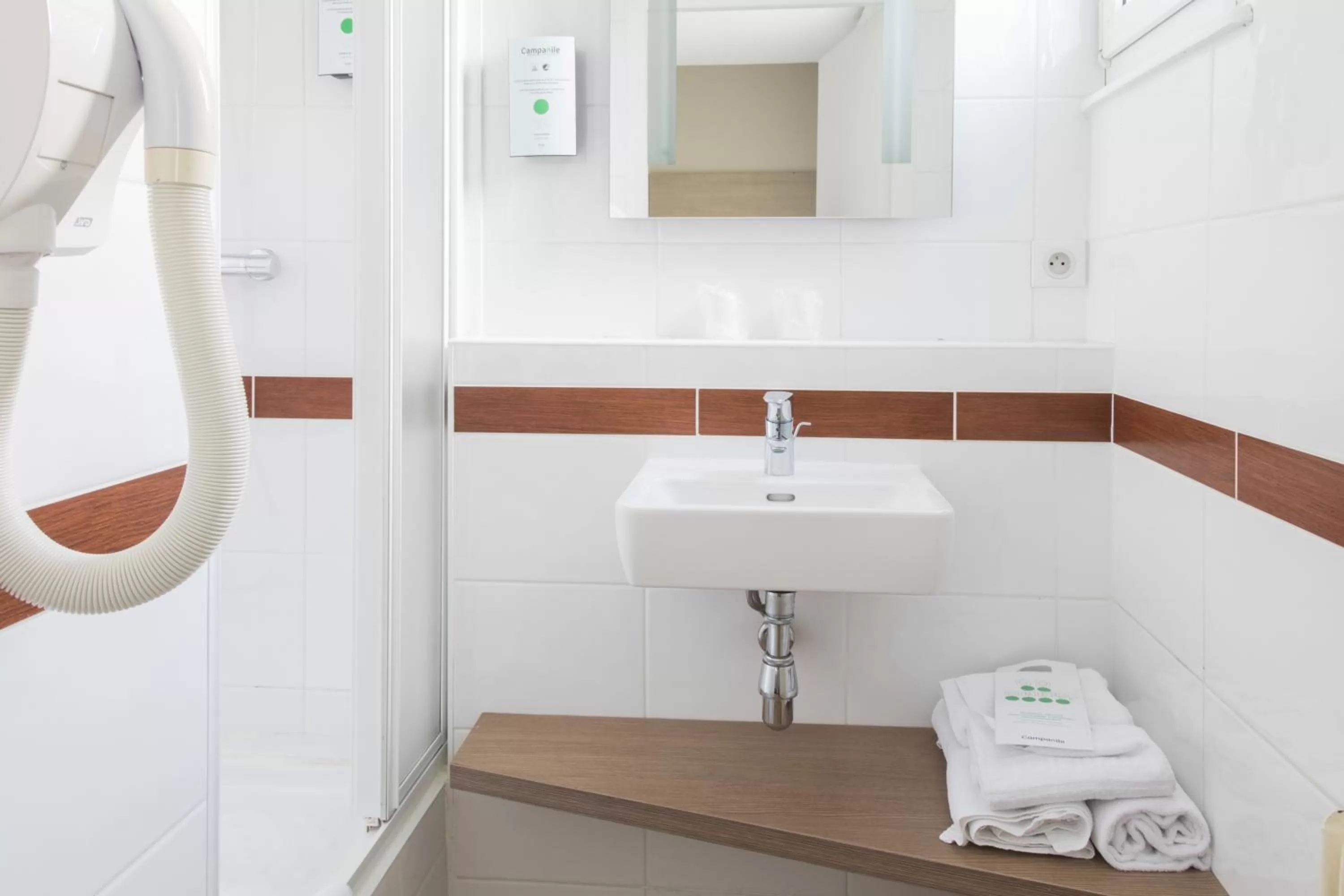 Bathroom in Campanile Epinal Centre - Gare