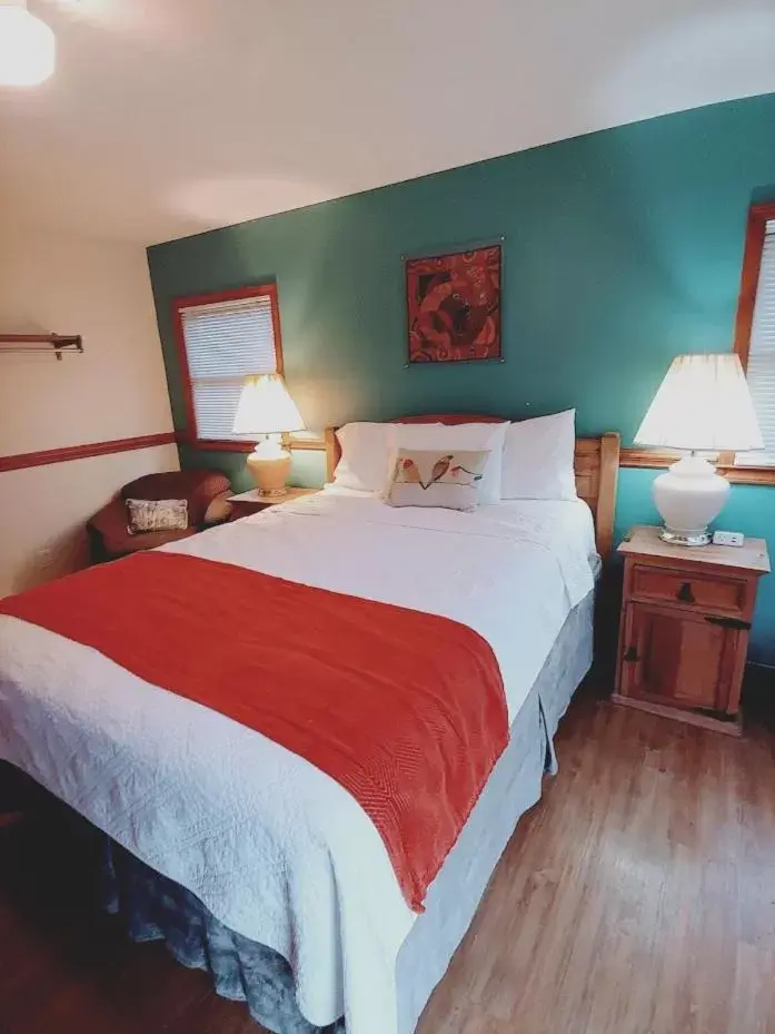 Queen Room with Spa Bath in Meadowlark Motel with Restaurant & Bar Queen Room with Spa Bath in Meadowlark Motel with Restaurant & Bar