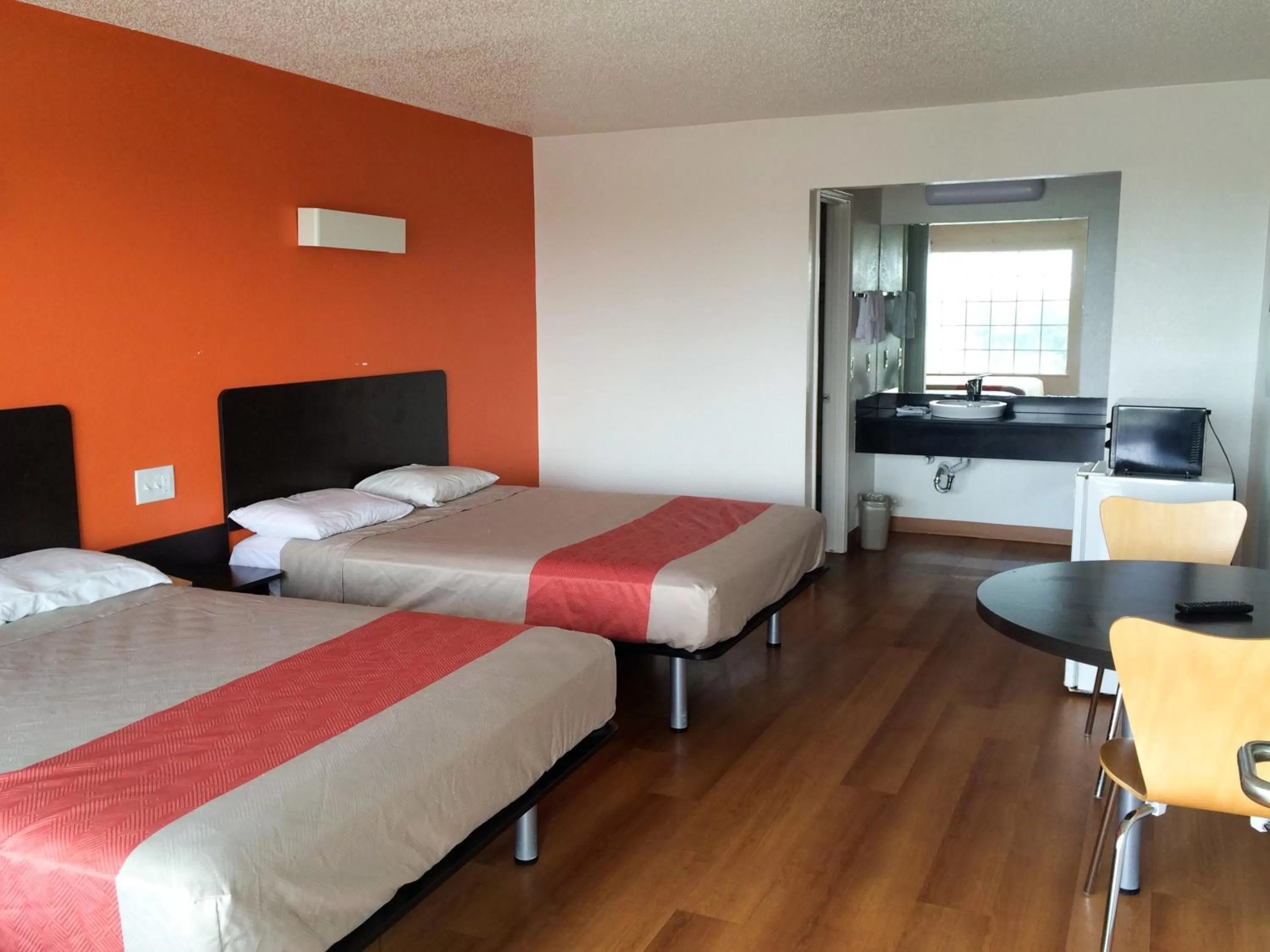 Photo of the whole room, Bed in Motel 6-Waxahachie, TX