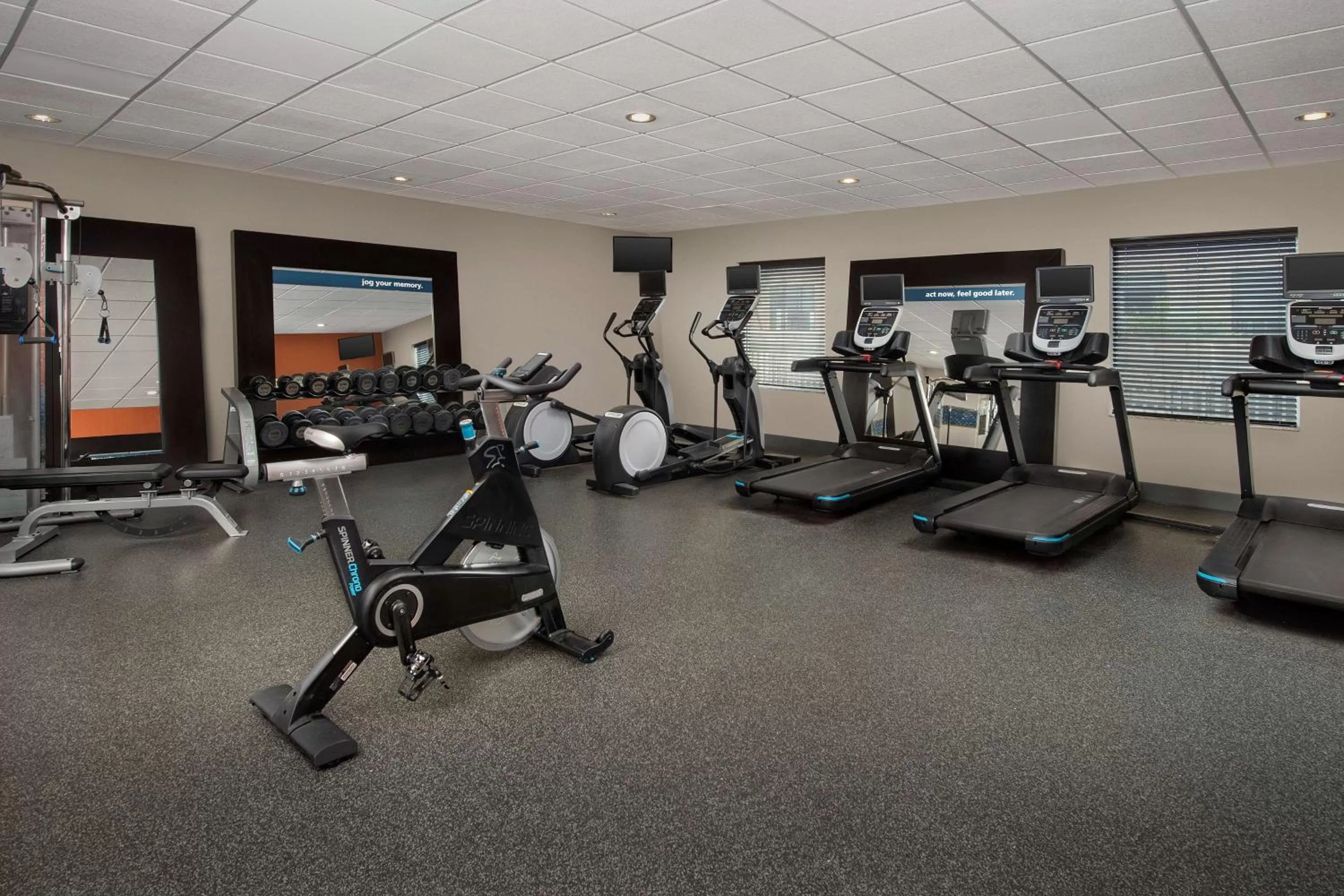 Fitness centre/facilities in Hampton Inn & Suites Holly Springs