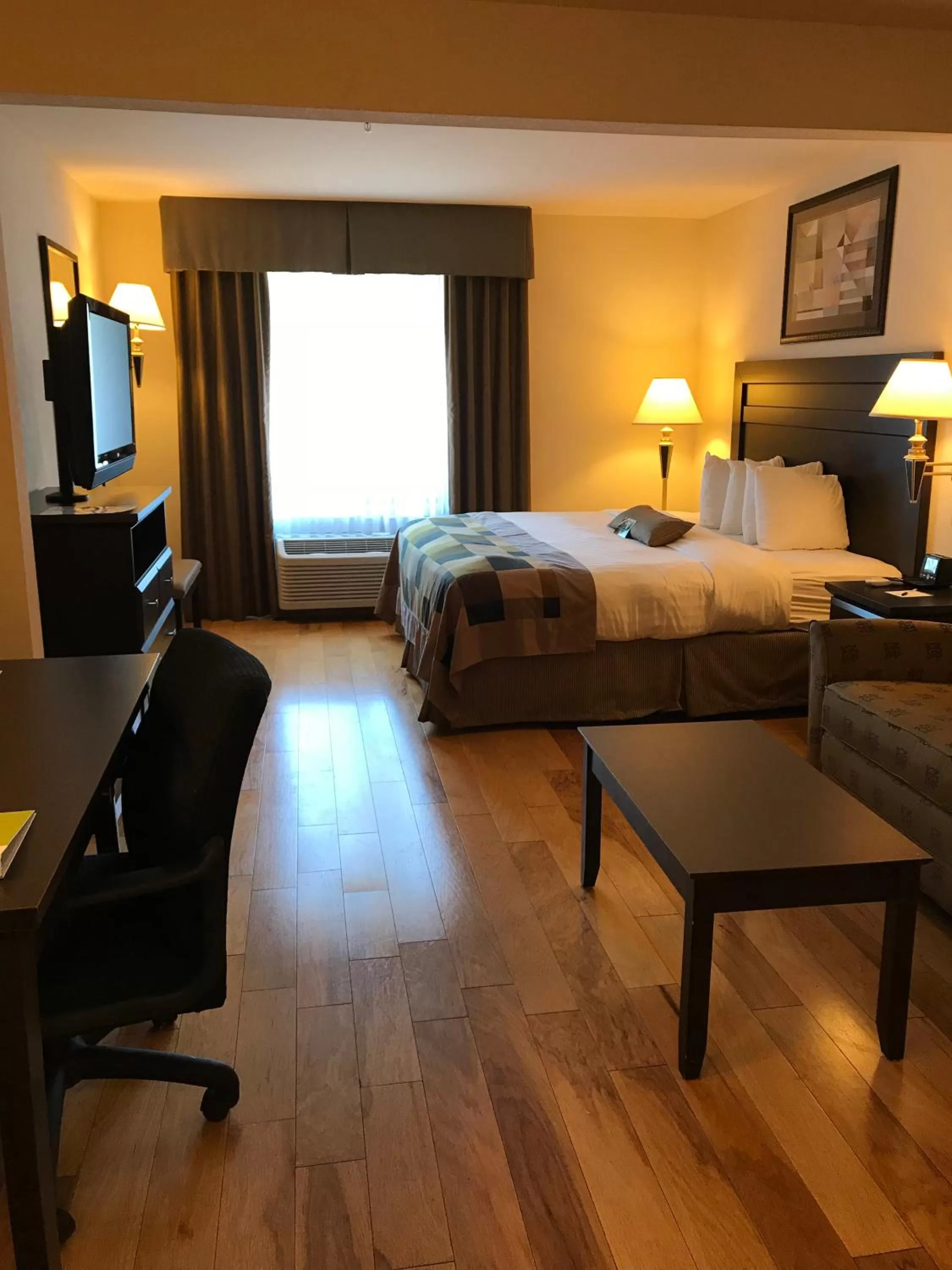 Bedroom, Bed in Wingate by Wyndham LaGrange