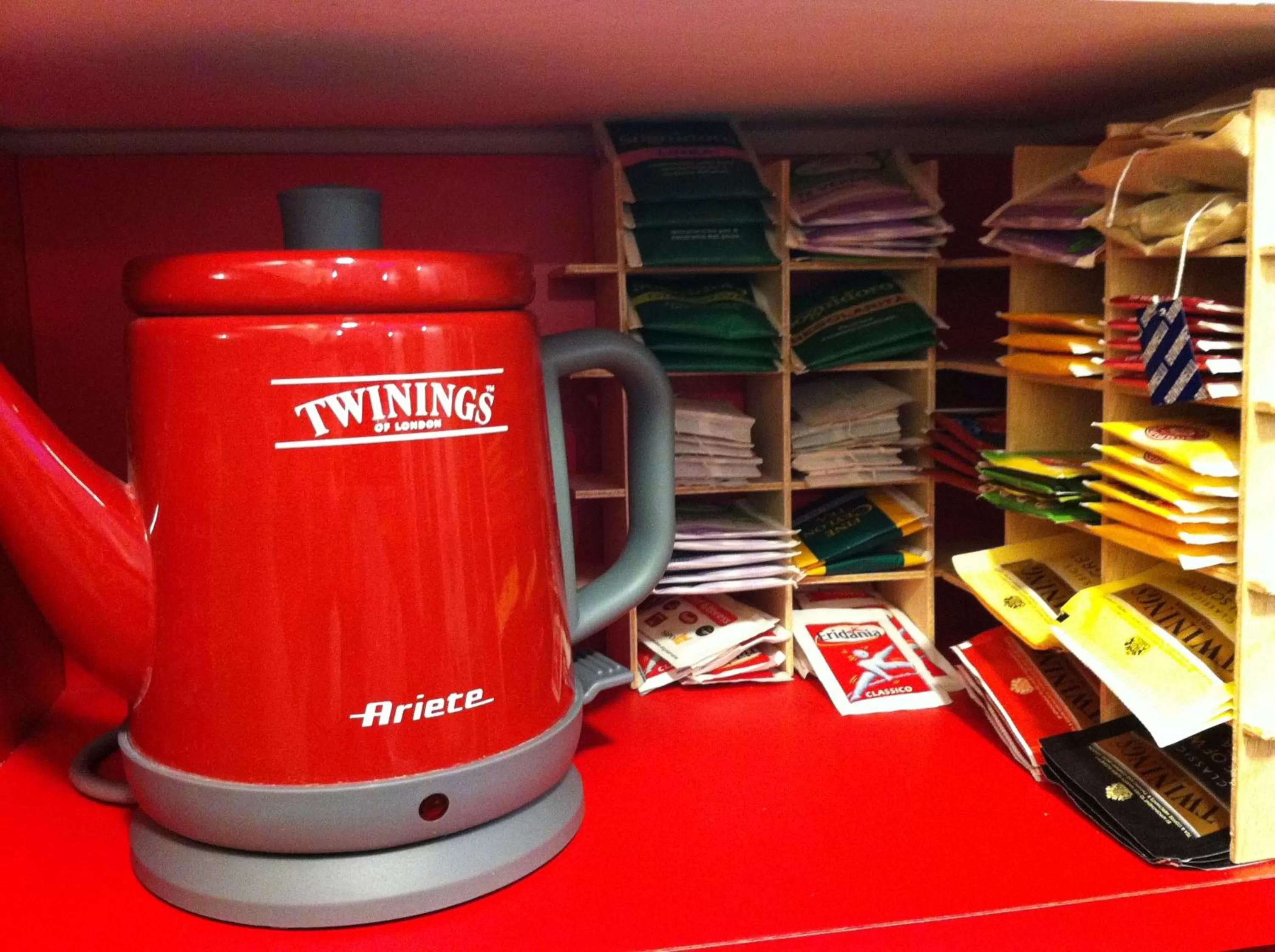 Coffee/tea facilities in Rhome86