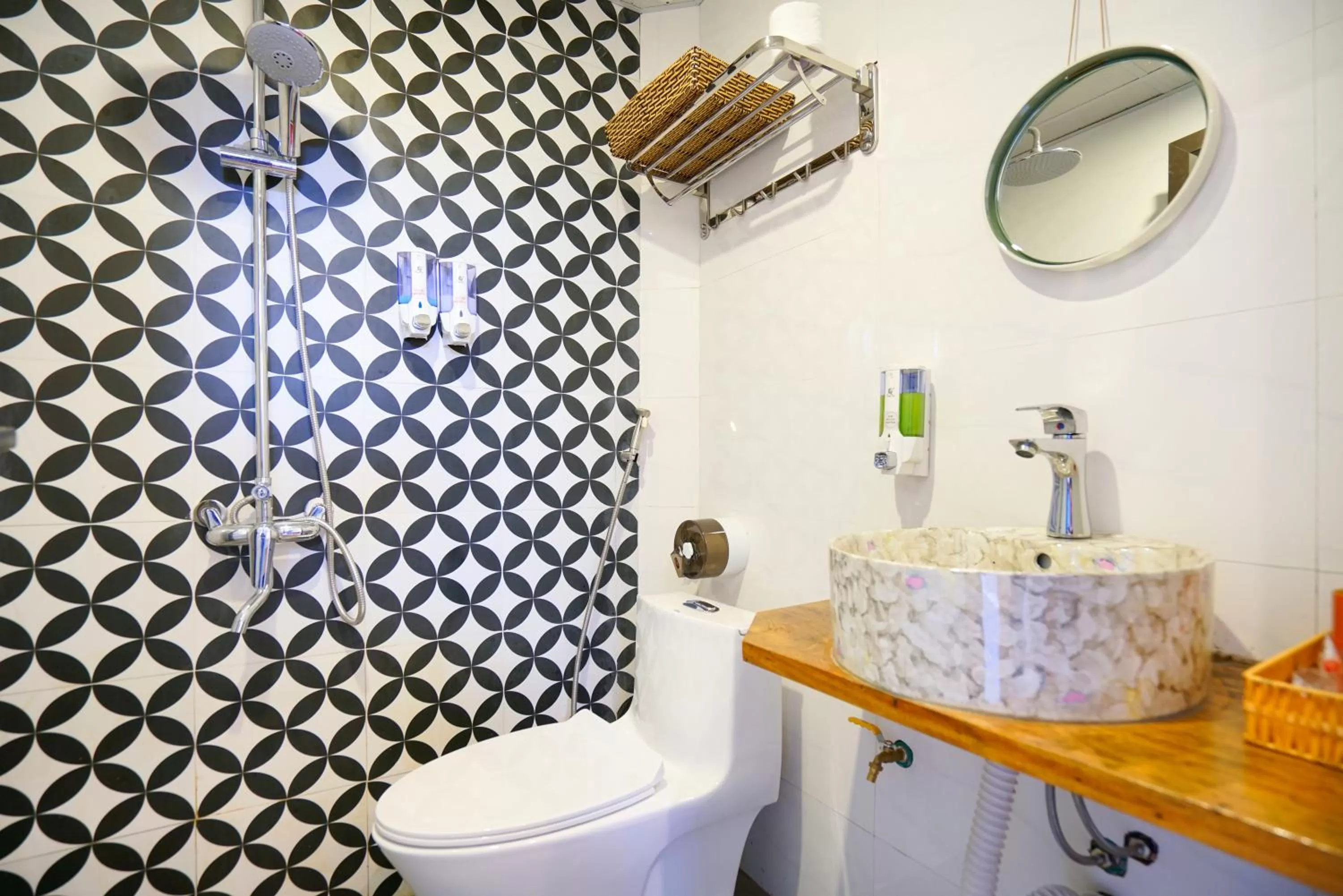 Shower, Bathroom in Halong bay Almorhome