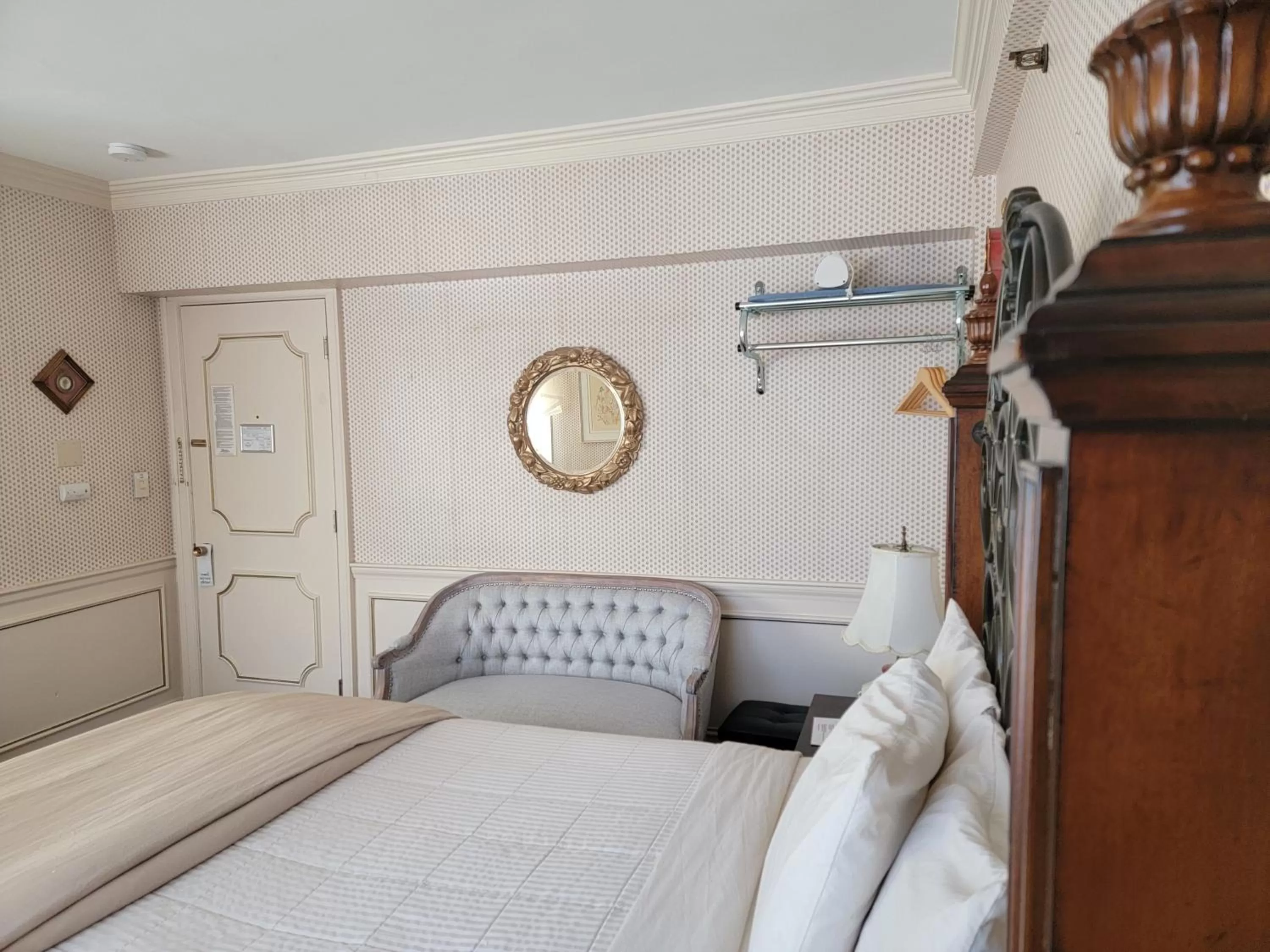 Seating area, Bed in Lowell Inn