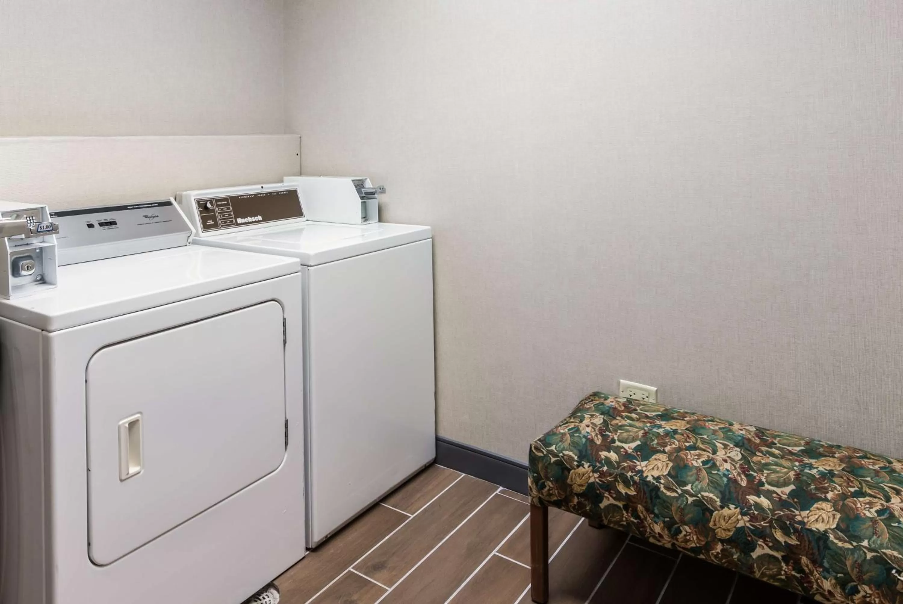 Property building in Hampton Inn & Suites Chicago-Hoffman Estates